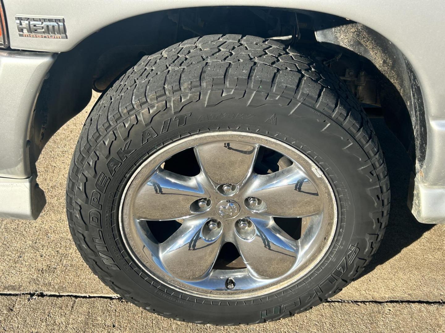 2005 Silver /BLACK Dodge Ram 1500 SLT (1D7HU18D05J) with an 5.7L V8 OHV 16V engine, 5-Speed Automatic Overdrive transmission, located at 17760 Hwy 62, Morris, OK, 74445, (918) 733-4887, 35.609104, -95.877060 - 2005 DODGE RAM DAYTONA 1500 4WD HAS THE 5.7L V8 HEMI ENGINE. IT FEATURES POWER WINDOWS, POWER LOCK, POWER MIRRORS, POWER SEATS, CLOTH SEATS, AM/FM RADIO, SATELLITE RADIO, BLUETOOTH, APPLE CAR PLAY, BACK UP CAMERA, AND BED LINER. WILD PEAK 275/60R20 TIRES AND ONLY 142,038 MILES. ***HAS LIGHT HAIL D - Photo#20