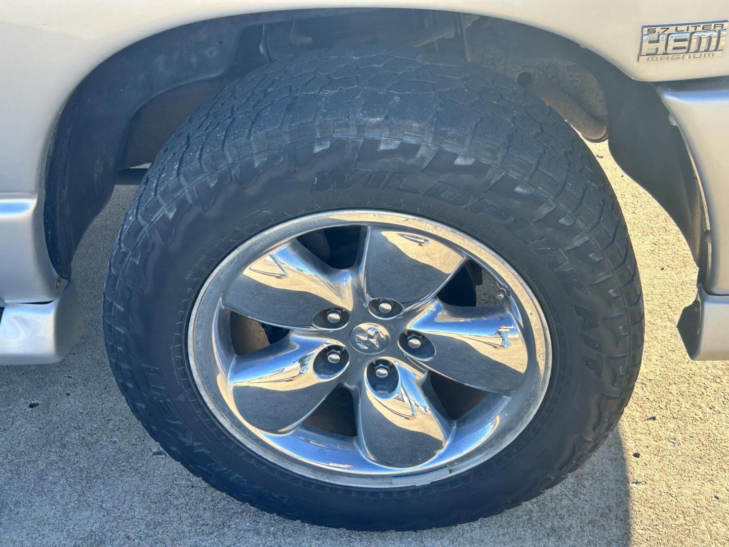 2005 Silver /BLACK Dodge Ram 1500 SLT (1D7HU18D05J) with an 5.7L V8 OHV 16V engine, 5-Speed Automatic Overdrive transmission, located at 17760 Hwy 62, Morris, OK, 74445, (918) 733-4887, 35.609104, -95.877060 - 2005 DODGE RAM DAYTONA 1500 4WD HAS THE 5.7L V8 HEMI ENGINE. IT FEATURES POWER WINDOWS, POWER LOCK, POWER MIRRORS, POWER SEATS, CLOTH SEATS, AM/FM RADIO, SATELLITE RADIO, BLUETOOTH, APPLE CAR PLAY, BACK UP CAMERA, AND BED LINER. WILD PEAK 275/60R20 TIRES AND ONLY 142,038 MILES. ***HAS LIGHT HAIL D - Photo#21