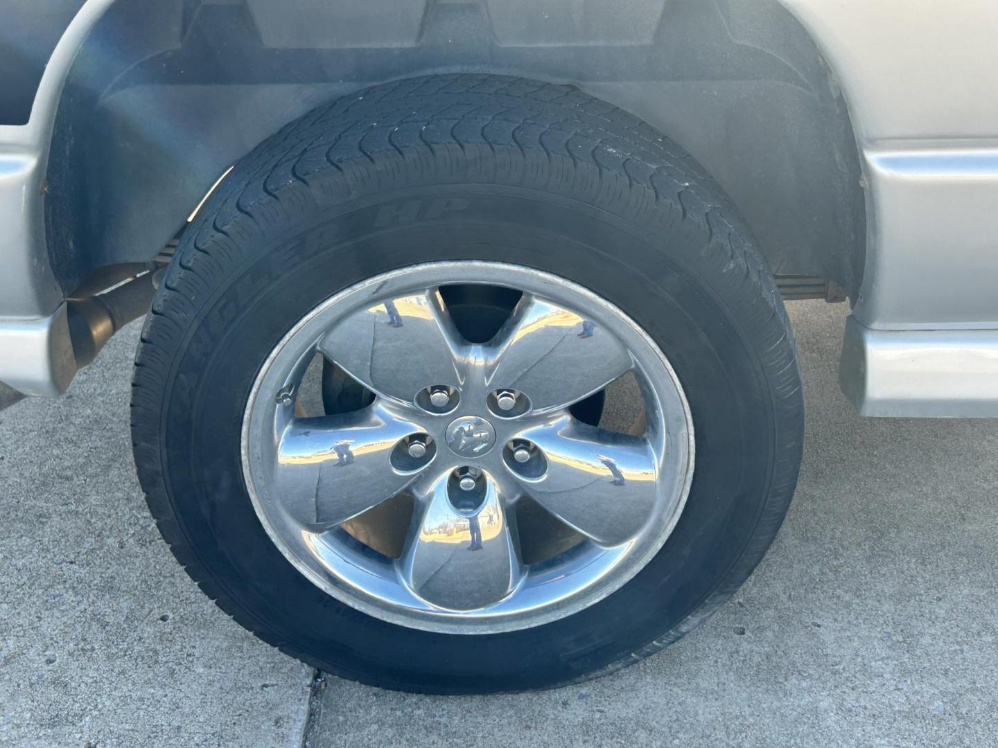 2005 Silver /BLACK Dodge Ram 1500 SLT (1D7HU18D05J) with an 5.7L V8 OHV 16V engine, 5-Speed Automatic Overdrive transmission, located at 17760 Hwy 62, Morris, OK, 74445, (918) 733-4887, 35.609104, -95.877060 - 2005 DODGE RAM DAYTONA 1500 4WD HAS THE 5.7L V8 HEMI ENGINE. IT FEATURES POWER WINDOWS, POWER LOCK, POWER MIRRORS, POWER SEATS, CLOTH SEATS, AM/FM RADIO, SATELLITE RADIO, BLUETOOTH, APPLE CAR PLAY, BACK UP CAMERA, AND BED LINER. WILD PEAK 275/60R20 TIRES AND ONLY 142,038 MILES. ***HAS LIGHT HAIL D - Photo#22
