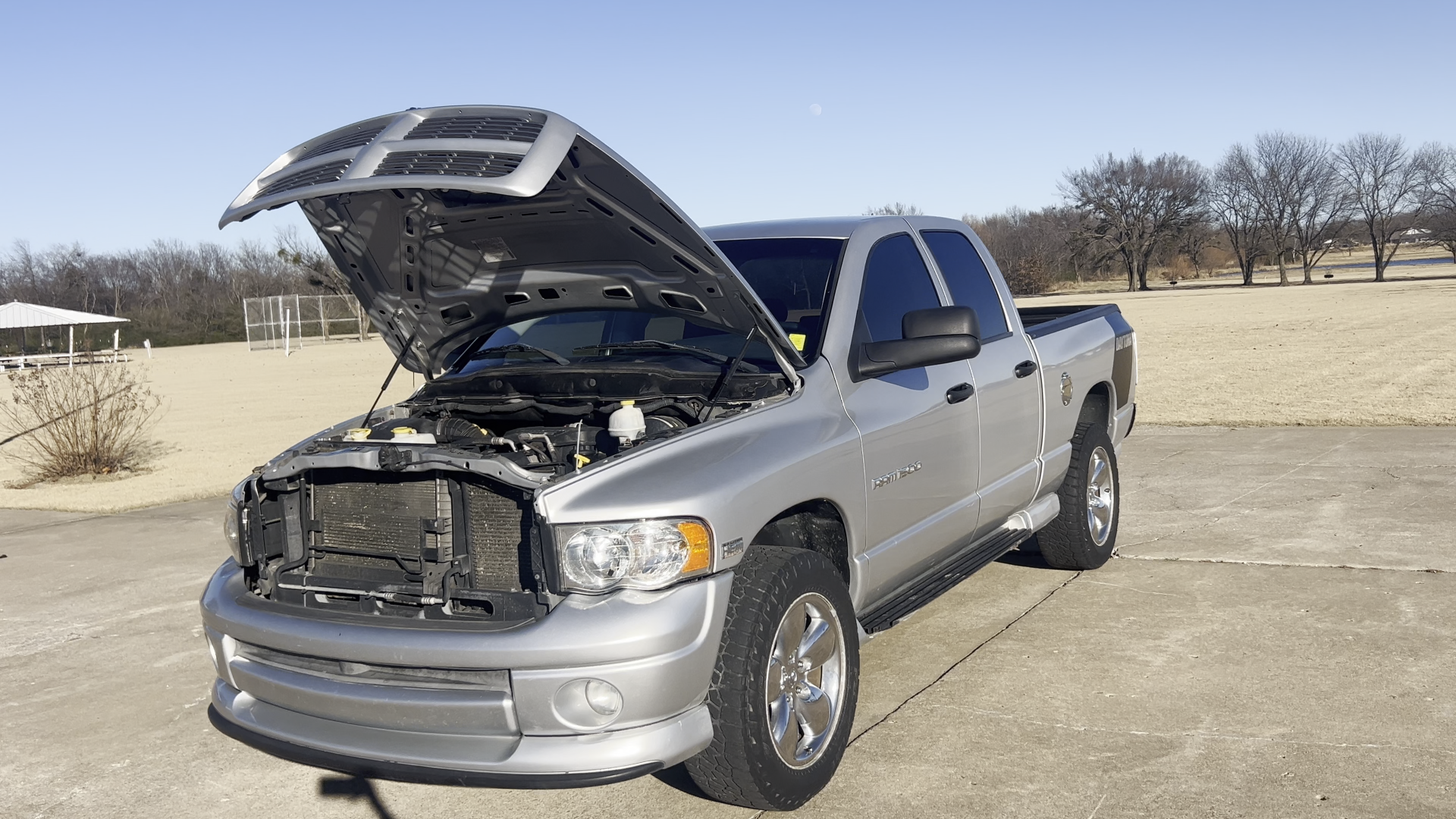 2005 Silver /BLACK Dodge Ram 1500 SLT (1D7HU18D05J) with an 5.7L V8 OHV 16V engine, 5-Speed Automatic Overdrive transmission, located at 17760 Hwy 62, Morris, OK, 74445, (918) 733-4887, 35.609104, -95.877060 - 2005 DODGE RAM DAYTONA 1500 4WD HAS THE 5.7L V8 HEMI ENGINE. IT FEATURES POWER WINDOWS, POWER LOCK, POWER MIRRORS, POWER SEATS, CLOTH SEATS, AM/FM RADIO, SATELLITE RADIO, BLUETOOTH, APPLE CAR PLAY, BACK UP CAMERA, AND BED LINER. WILD PEAK 275/60R20 TIRES AND ONLY 142,038 MILES. ***HAS LIGHT HAIL D- Photo#27