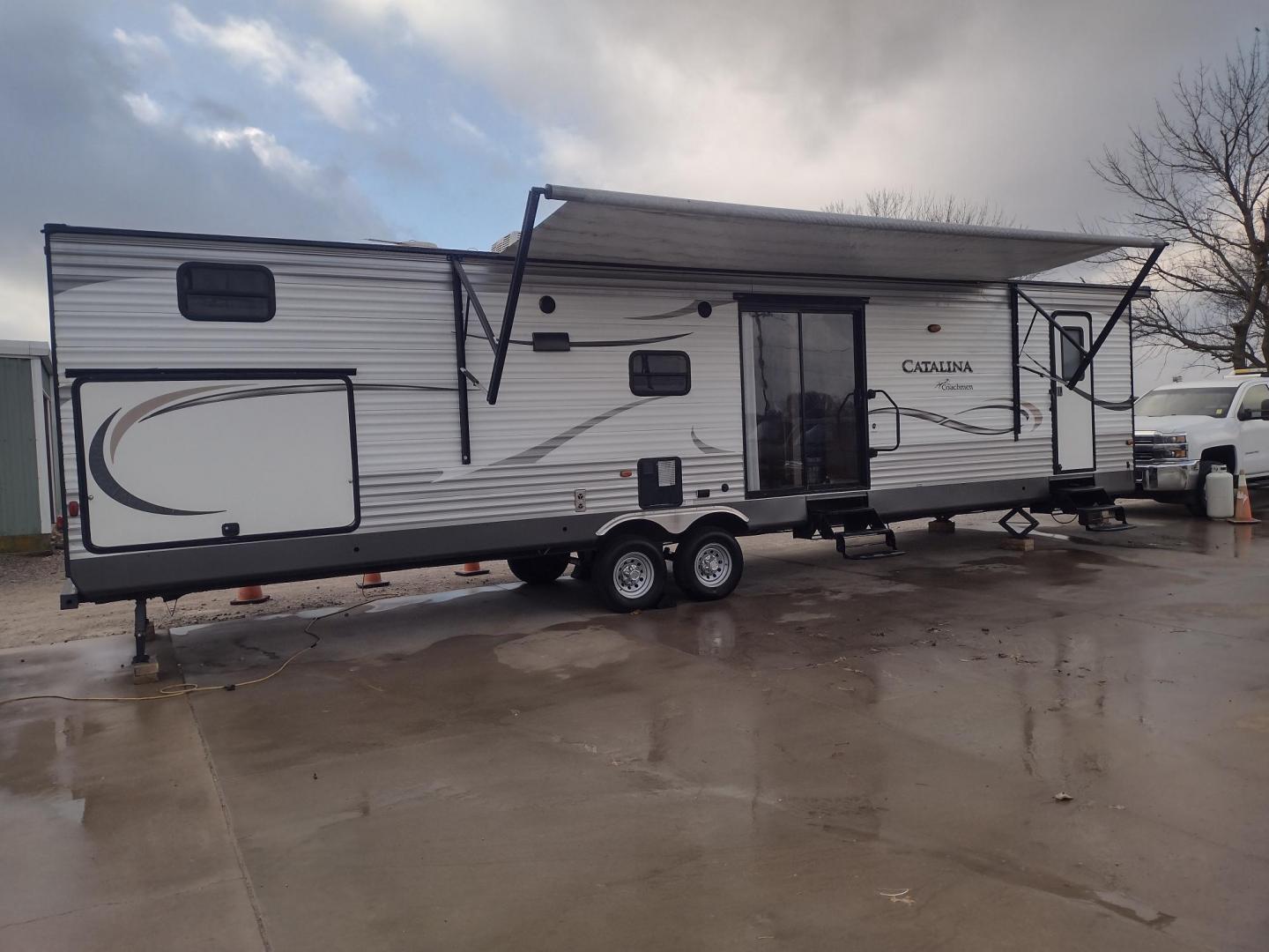 2014 Silver /Gray Forest River Catalina 39BHTS (5ZT2CA4B2ET) , located at 17760 Hwy 62, Morris, OK, 74445, 35.609104, -95.877060 - GET IT WHILE YOU CAN!!! 2014 FOREST RIVER CATALINA COACHMEN 39BHTS 41FT OVERALL WITH 21FT POWER AWNING.***REBUILT TITLE*** IN THE MASTER BEDROOM IS A QUEEN SIZE BED WITH STORAGE UNDER THE BED, OVERHEAD CABINETS, WARDROBE CABINETS, WARDROBE CLOSET, AND CEILING FAN. IN THE LIVING/KITCHEN AREA IS AN EN - Photo#1