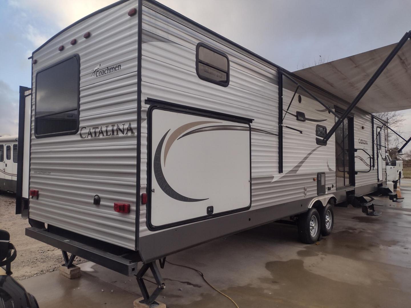 2014 Silver /Gray Forest River Catalina 39BHTS (5ZT2CA4B2ET) , located at 17760 Hwy 62, Morris, OK, 74445, 35.609104, -95.877060 - GET IT WHILE YOU CAN!!! 2014 FOREST RIVER CATALINA COACHMEN 39BHTS 41FT OVERALL WITH 21FT POWER AWNING.***REBUILT TITLE*** IN THE MASTER BEDROOM IS A QUEEN SIZE BED WITH STORAGE UNDER THE BED, OVERHEAD CABINETS, WARDROBE CABINETS, WARDROBE CLOSET, AND CEILING FAN. IN THE LIVING/KITCHEN AREA IS AN EN - Photo#2