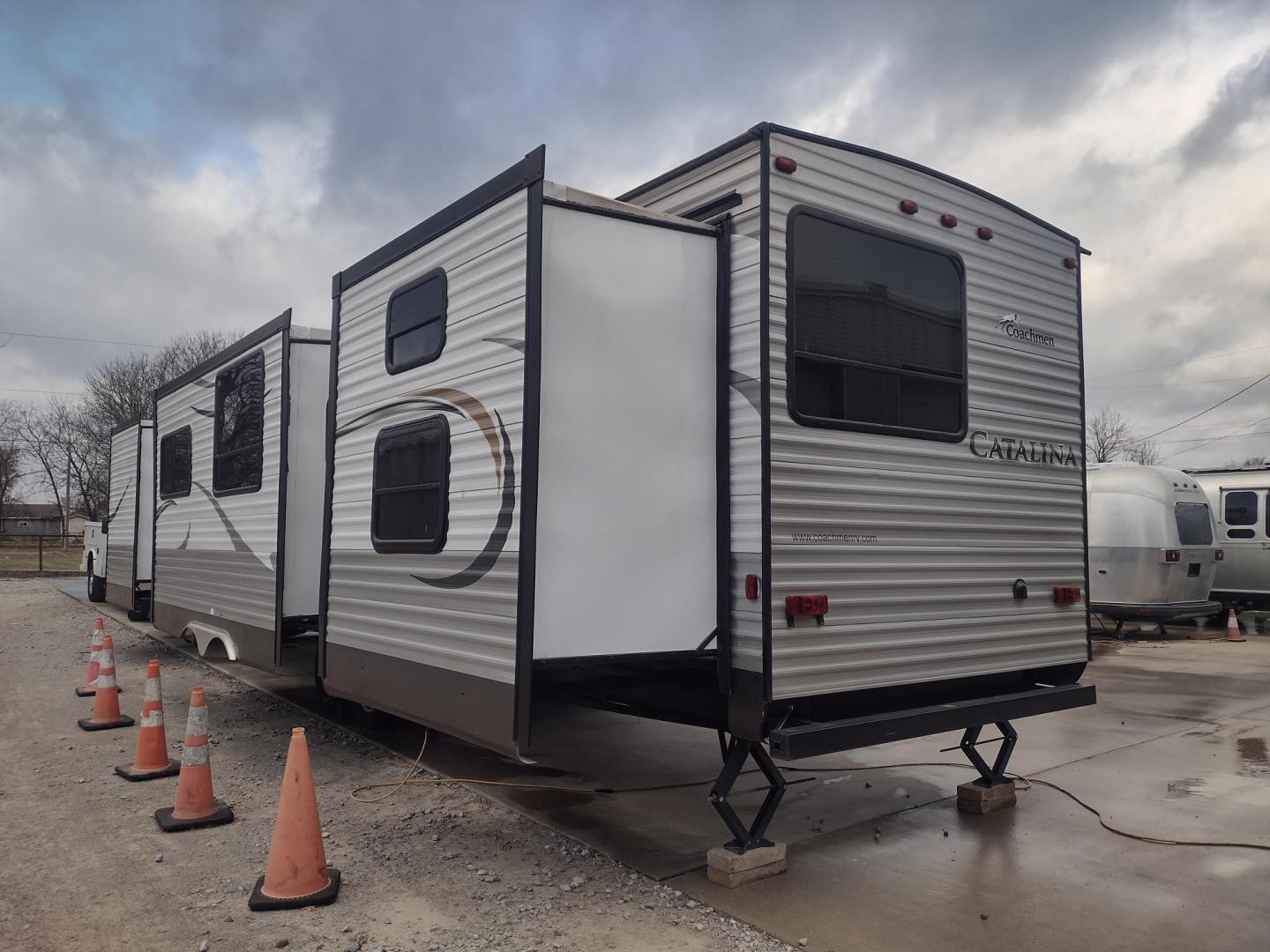 2014 Silver /Gray Forest River Catalina 39BHTS (5ZT2CA4B2ET) , located at 17760 Hwy 62, Morris, OK, 74445, 35.609104, -95.877060 - GET IT WHILE YOU CAN!!! 2014 FOREST RIVER CATALINA COACHMEN 39BHTS 41FT OVERALL WITH 21FT POWER AWNING.***REBUILT TITLE*** IN THE MASTER BEDROOM IS A QUEEN SIZE BED WITH STORAGE UNDER THE BED, OVERHEAD CABINETS, WARDROBE CABINETS, WARDROBE CLOSET, AND CEILING FAN. IN THE LIVING/KITCHEN AREA IS AN EN - Photo#4