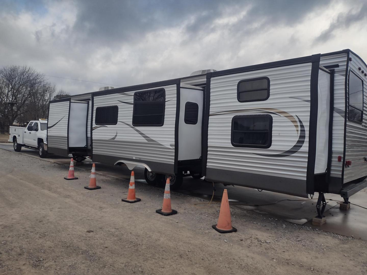 2014 Silver /Gray Forest River Catalina 39BHTS (5ZT2CA4B2ET) , located at 17760 Hwy 62, Morris, OK, 74445, 35.609104, -95.877060 - GET IT WHILE YOU CAN!!! 2014 FOREST RIVER CATALINA COACHMEN 39BHTS 41FT OVERALL WITH 21FT POWER AWNING.***REBUILT TITLE*** IN THE MASTER BEDROOM IS A QUEEN SIZE BED WITH STORAGE UNDER THE BED, OVERHEAD CABINETS, WARDROBE CABINETS, WARDROBE CLOSET, AND CEILING FAN. IN THE LIVING/KITCHEN AREA IS AN EN - Photo#5