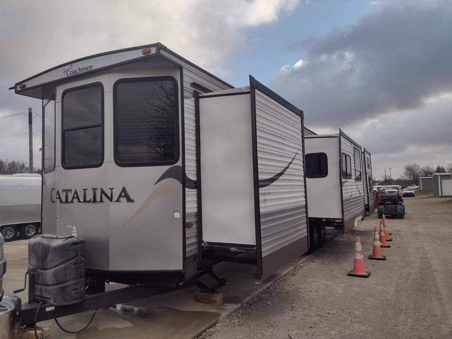 2014 Silver /Gray Forest River Catalina 39BHTS (5ZT2CA4B2ET) , located at 17760 Hwy 62, Morris, OK, 74445, 35.609104, -95.877060 - GET IT WHILE YOU CAN!!! 2014 FOREST RIVER CATALINA COACHMEN 39BHTS 41FT OVERALL WITH 21FT POWER AWNING.***REBUILT TITLE*** IN THE MASTER BEDROOM IS A QUEEN SIZE BED WITH STORAGE UNDER THE BED, OVERHEAD CABINETS, WARDROBE CABINETS, WARDROBE CLOSET, AND CEILING FAN. IN THE LIVING/KITCHEN AREA IS AN EN - Photo#6