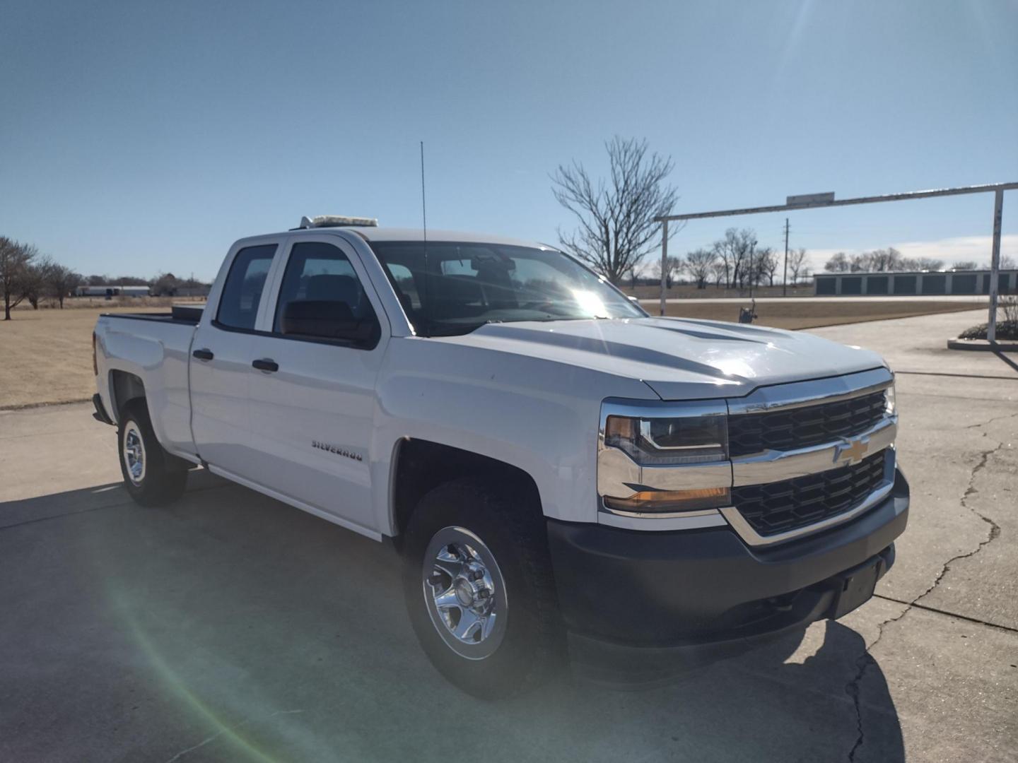 2019 White /Gray Chevrolet Silverado 1500 (2GCVKNECXK1) with an 5.3L V8 OHV 16V engine, 6A transmission, located at 17760 Hwy 62, Morris, OK, 74445, (918) 733-4887, 35.609104, -95.877060 - 2019 CHEVY SILVERADO 1500 4WD ***CLEAN TITLE*** BI-FUEL SYSTEM RUNS ON CNG OR GASOLINE WITH THE 5.3L V8 ENGINE. IT FEATURES MANUAL SEATS, LEATHER INTERIOR, POWER LOCKS, POWER WINDOWS, AM/FM RADIO, BACKUP CAMERA, CRUSIE CONTROL, TRACTION CONTROL, AND SAFETY LIGHT. ONLY 188,142 MILES WITH 265/70R17 TI - Photo#2