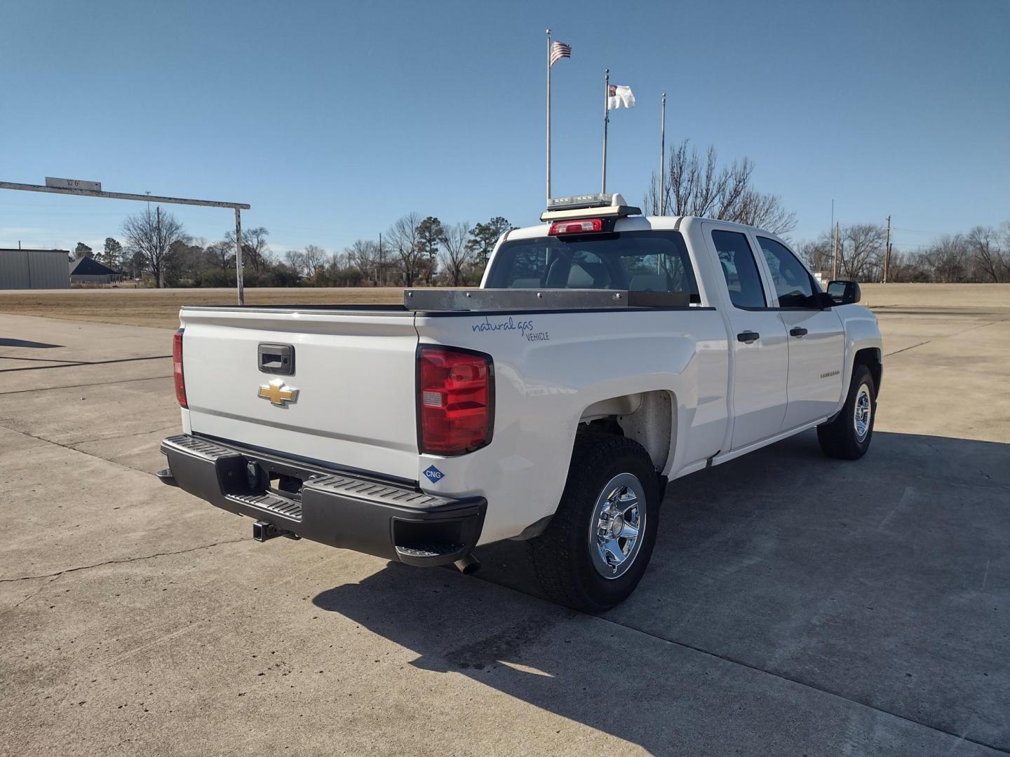 2019 White /Gray Chevrolet Silverado 1500 (2GCVKNECXK1) with an 5.3L V8 OHV 16V engine, 6A transmission, located at 17760 Hwy 62, Morris, OK, 74445, (918) 733-4887, 35.609104, -95.877060 - 2019 CHEVY SILVERADO 1500 4WD ***CLEAN TITLE*** BI-FUEL SYSTEM RUNS ON CNG OR GASOLINE WITH THE 5.3L V8 ENGINE. IT FEATURES MANUAL SEATS, LEATHER INTERIOR, POWER LOCKS, POWER WINDOWS, AM/FM RADIO, BACKUP CAMERA, CRUSIE CONTROL, TRACTION CONTROL, AND SAFETY LIGHT. ONLY 188,142 MILES WITH 265/70R17 TI - Photo#4