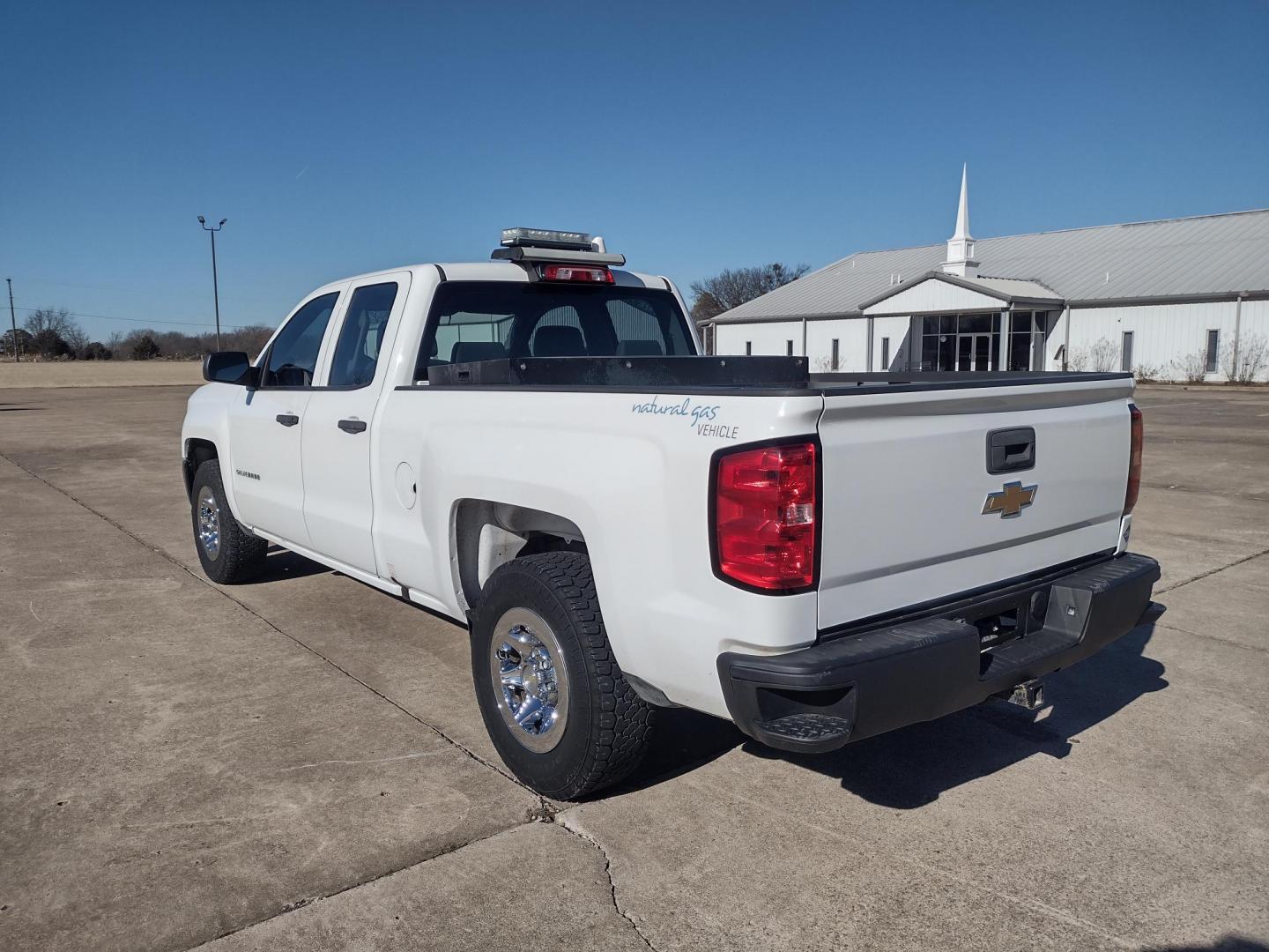 2019 White /Gray Chevrolet Silverado 1500 (2GCVKNECXK1) with an 5.3L V8 OHV 16V engine, 6A transmission, located at 17760 Hwy 62, Morris, OK, 74445, (918) 733-4887, 35.609104, -95.877060 - 2019 CHEVY SILVERADO 1500 4WD ***CLEAN TITLE*** BI-FUEL SYSTEM RUNS ON CNG OR GASOLINE WITH THE 5.3L V8 ENGINE. IT FEATURES MANUAL SEATS, LEATHER INTERIOR, POWER LOCKS, POWER WINDOWS, AM/FM RADIO, BACKUP CAMERA, CRUSIE CONTROL, TRACTION CONTROL, AND SAFETY LIGHT. ONLY 188,142 MILES WITH 265/70R17 TI - Photo#6
