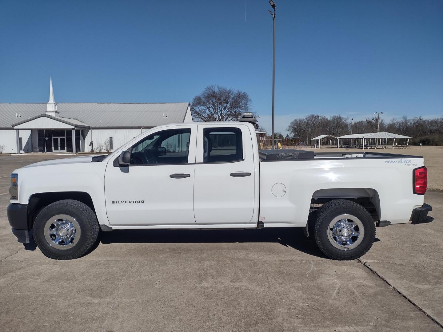 2019 White /Gray Chevrolet Silverado 1500 (2GCVKNECXK1) with an 5.3L V8 OHV 16V engine, 6A transmission, located at 17760 Hwy 62, Morris, OK, 74445, (918) 733-4887, 35.609104, -95.877060 - 2019 CHEVY SILVERADO 1500 4WD ***CLEAN TITLE*** BI-FUEL SYSTEM RUNS ON CNG OR GASOLINE WITH THE 5.3L V8 ENGINE. IT FEATURES MANUAL SEATS, LEATHER INTERIOR, POWER LOCKS, POWER WINDOWS, AM/FM RADIO, BACKUP CAMERA, CRUSIE CONTROL, TRACTION CONTROL, AND SAFETY LIGHT. ONLY 188,142 MILES WITH 265/70R17 TI - Photo#7