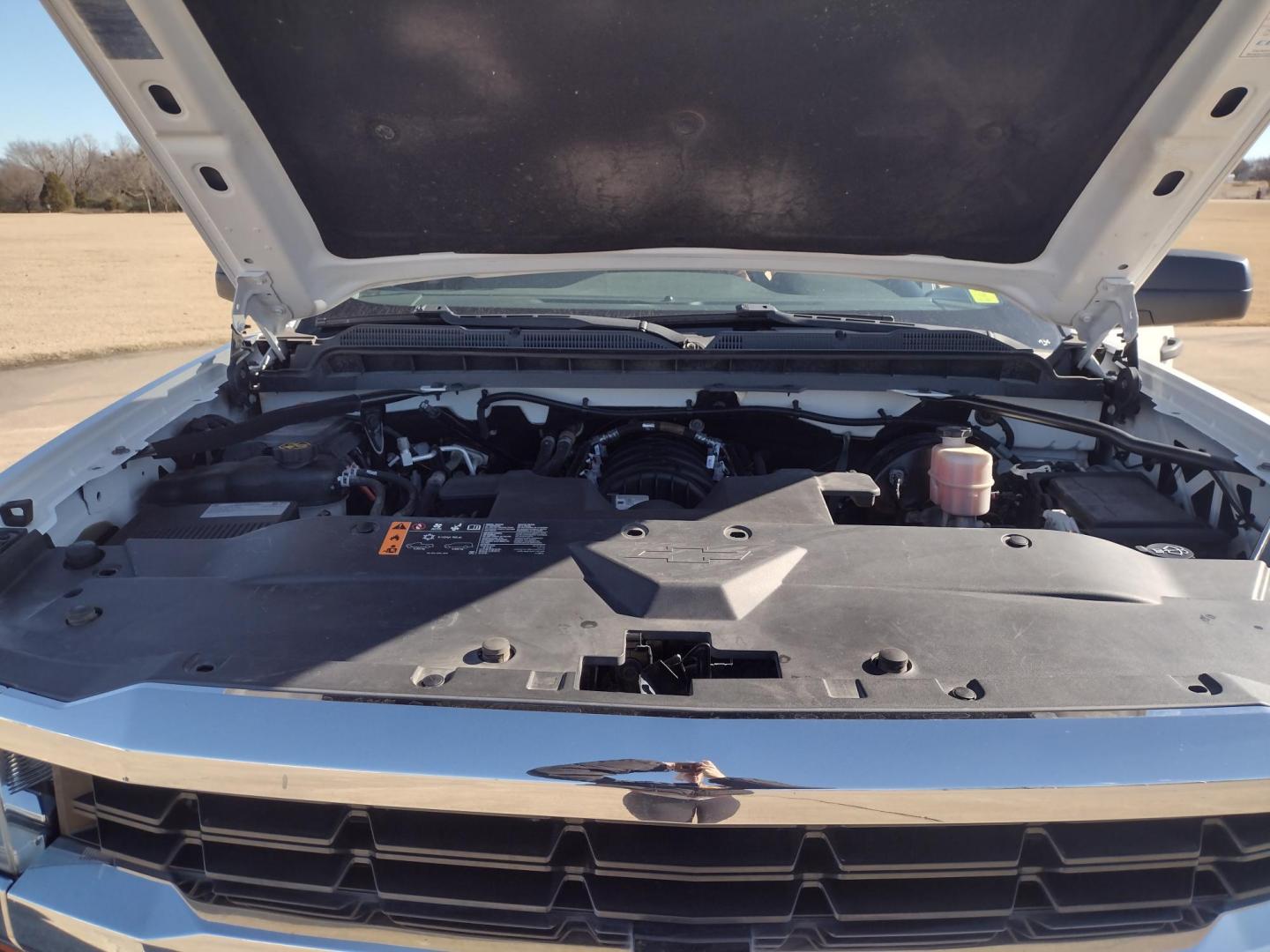 2019 White /Gray Chevrolet Silverado 1500 (2GCVKNECXK1) with an 5.3L V8 OHV 16V engine, 6A transmission, located at 17760 Hwy 62, Morris, OK, 74445, (918) 733-4887, 35.609104, -95.877060 - 2019 CHEVY SILVERADO 1500 4WD ***CLEAN TITLE*** BI-FUEL SYSTEM RUNS ON CNG OR GASOLINE WITH THE 5.3L V8 ENGINE. IT FEATURES MANUAL SEATS, LEATHER INTERIOR, POWER LOCKS, POWER WINDOWS, AM/FM RADIO, BACKUP CAMERA, CRUSIE CONTROL, TRACTION CONTROL, AND SAFETY LIGHT. ONLY 188,142 MILES WITH 265/70R17 TI - Photo#23