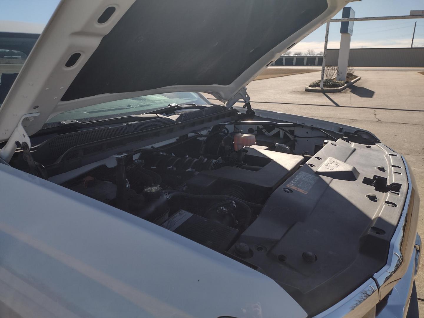 2019 White /Gray Chevrolet Silverado 1500 (2GCVKNECXK1) with an 5.3L V8 OHV 16V engine, 6A transmission, located at 17760 Hwy 62, Morris, OK, 74445, (918) 733-4887, 35.609104, -95.877060 - 2019 CHEVY SILVERADO 1500 4WD ***CLEAN TITLE*** BI-FUEL SYSTEM RUNS ON CNG OR GASOLINE WITH THE 5.3L V8 ENGINE. IT FEATURES MANUAL SEATS, LEATHER INTERIOR, POWER LOCKS, POWER WINDOWS, AM/FM RADIO, BACKUP CAMERA, CRUSIE CONTROL, TRACTION CONTROL, AND SAFETY LIGHT. ONLY 188,142 MILES WITH 265/70R17 TI - Photo#24