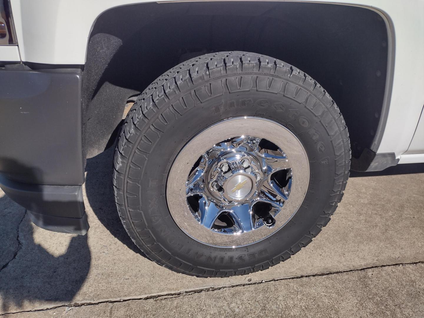 2019 White /Gray Chevrolet Silverado 1500 (2GCVKNECXK1) with an 5.3L V8 OHV 16V engine, 6A transmission, located at 17760 Hwy 62, Morris, OK, 74445, (918) 733-4887, 35.609104, -95.877060 - 2019 CHEVY SILVERADO 1500 4WD ***CLEAN TITLE*** BI-FUEL SYSTEM RUNS ON CNG OR GASOLINE WITH THE 5.3L V8 ENGINE. IT FEATURES MANUAL SEATS, LEATHER INTERIOR, POWER LOCKS, POWER WINDOWS, AM/FM RADIO, BACKUP CAMERA, CRUSIE CONTROL, TRACTION CONTROL, AND SAFETY LIGHT. ONLY 188,142 MILES WITH 265/70R17 TI - Photo#27