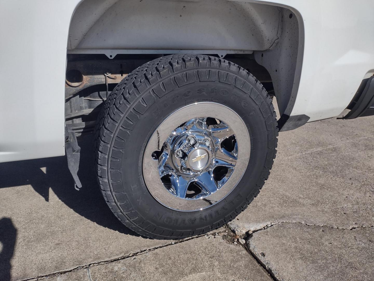 2019 White /Gray Chevrolet Silverado 1500 (2GCVKNECXK1) with an 5.3L V8 OHV 16V engine, 6A transmission, located at 17760 Hwy 62, Morris, OK, 74445, (918) 733-4887, 35.609104, -95.877060 - 2019 CHEVY SILVERADO 1500 4WD ***CLEAN TITLE*** BI-FUEL SYSTEM RUNS ON CNG OR GASOLINE WITH THE 5.3L V8 ENGINE. IT FEATURES MANUAL SEATS, LEATHER INTERIOR, POWER LOCKS, POWER WINDOWS, AM/FM RADIO, BACKUP CAMERA, CRUSIE CONTROL, TRACTION CONTROL, AND SAFETY LIGHT. ONLY 188,142 MILES WITH 265/70R17 TI - Photo#28