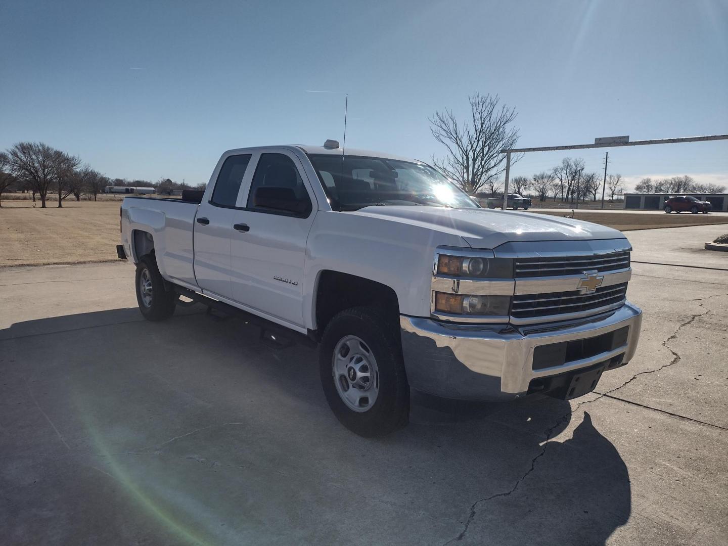 2015 White /Gray Chevrolet Silverado 2500HD (1GC2CUEB1FZ) with an 6.0L V8 OHV 16V CNG engine, 6A transmission, located at 17760 Hwy 62, Morris, OK, 74445, (918) 733-4887, 35.609104, -95.877060 - 2015 CHEVY SILVERADO 2500HD 2WD ***CLEAN TITLE*** BI-FUEL SYSTEM RUNS ON CNG OR GASOLINE WITH THE 6.0L V8 ENGINE. IT FEATURES MANUAL SEATS, LEATHER INTERIOR, POWER LOCKS, POWER WINDOWS, POWER MIRRORS, AM/FM RADIO, BACKUP CAMERA, CRUSIE CONTROL, TRACTION CONTROL, AND BED LINER. ONLY 123,441 MILES WI - Photo#2