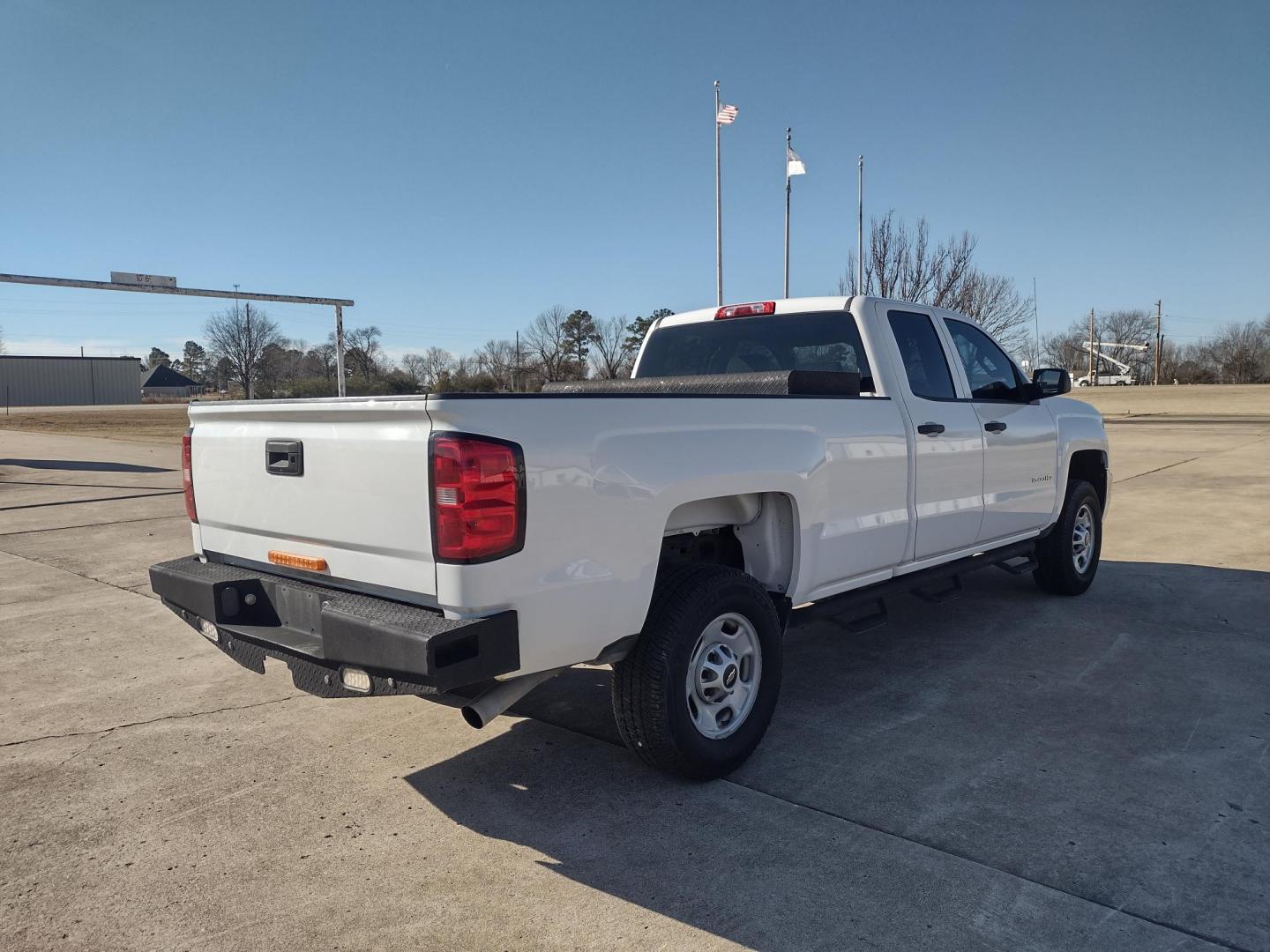 2015 White /Gray Chevrolet Silverado 2500HD (1GC2CUEB1FZ) with an 6.0L V8 OHV 16V CNG engine, 6A transmission, located at 17760 Hwy 62, Morris, OK, 74445, (918) 733-4887, 35.609104, -95.877060 - 2015 CHEVY SILVERADO 2500HD 2WD ***CLEAN TITLE*** BI-FUEL SYSTEM RUNS ON CNG OR GASOLINE WITH THE 6.0L V8 ENGINE. IT FEATURES MANUAL SEATS, LEATHER INTERIOR, POWER LOCKS, POWER WINDOWS, POWER MIRRORS, AM/FM RADIO, BACKUP CAMERA, CRUSIE CONTROL, TRACTION CONTROL, AND BED LINER. ONLY 123,441 MILES WI - Photo#4