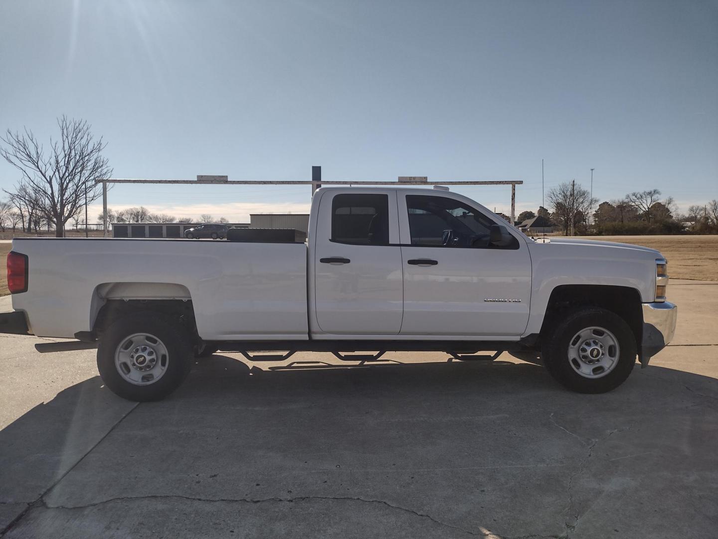 2015 White /Gray Chevrolet Silverado 2500HD (1GC2CUEB1FZ) with an 6.0L V8 OHV 16V CNG engine, 6A transmission, located at 17760 Hwy 62, Morris, OK, 74445, (918) 733-4887, 35.609104, -95.877060 - 2015 CHEVY SILVERADO 2500HD 2WD ***CLEAN TITLE*** BI-FUEL SYSTEM RUNS ON CNG OR GASOLINE WITH THE 6.0L V8 ENGINE. IT FEATURES MANUAL SEATS, LEATHER INTERIOR, POWER LOCKS, POWER WINDOWS, POWER MIRRORS, AM/FM RADIO, BACKUP CAMERA, CRUSIE CONTROL, TRACTION CONTROL, AND BED LINER. ONLY 123,441 MILES WI - Photo#3