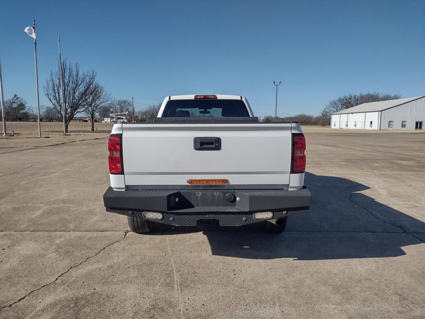 2015 White /Gray Chevrolet Silverado 2500HD (1GC2CUEB1FZ) with an 6.0L V8 OHV 16V CNG engine, 6A transmission, located at 17760 Hwy 62, Morris, OK, 74445, (918) 733-4887, 35.609104, -95.877060 - 2015 CHEVY SILVERADO 2500HD 2WD ***CLEAN TITLE*** BI-FUEL SYSTEM RUNS ON CNG OR GASOLINE WITH THE 6.0L V8 ENGINE. IT FEATURES MANUAL SEATS, LEATHER INTERIOR, POWER LOCKS, POWER WINDOWS, POWER MIRRORS, AM/FM RADIO, BACKUP CAMERA, CRUSIE CONTROL, TRACTION CONTROL, AND BED LINER. ONLY 123,441 MILES WI - Photo#5