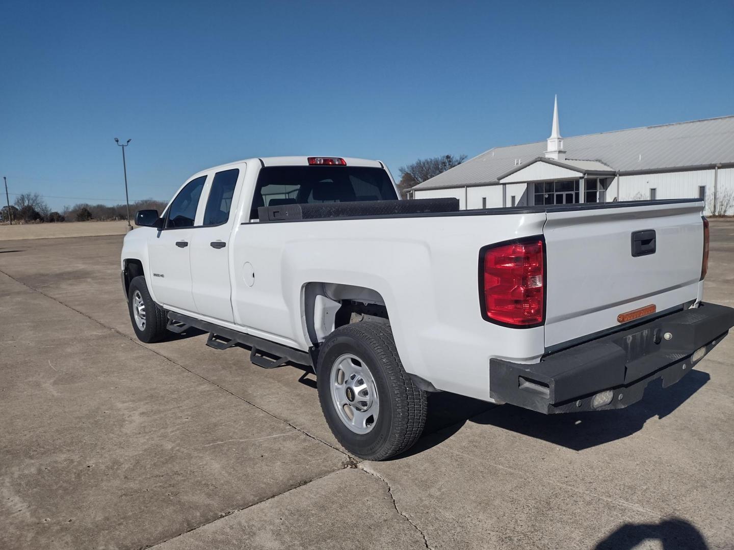 2015 White /Gray Chevrolet Silverado 2500HD (1GC2CUEB1FZ) with an 6.0L V8 OHV 16V CNG engine, 6A transmission, located at 17760 Hwy 62, Morris, OK, 74445, (918) 733-4887, 35.609104, -95.877060 - 2015 CHEVY SILVERADO 2500HD 2WD ***CLEAN TITLE*** BI-FUEL SYSTEM RUNS ON CNG OR GASOLINE WITH THE 6.0L V8 ENGINE. IT FEATURES MANUAL SEATS, LEATHER INTERIOR, POWER LOCKS, POWER WINDOWS, POWER MIRRORS, AM/FM RADIO, BACKUP CAMERA, CRUSIE CONTROL, TRACTION CONTROL, AND BED LINER. ONLY 123,441 MILES WI - Photo#6