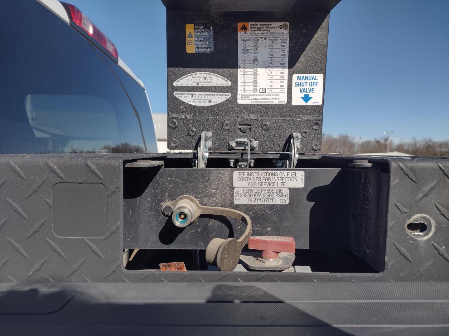 2015 White /Gray Chevrolet Silverado 2500HD (1GC2CUEB1FZ) with an 6.0L V8 OHV 16V CNG engine, 6A transmission, located at 17760 Hwy 62, Morris, OK, 74445, (918) 733-4887, 35.609104, -95.877060 - 2015 CHEVY SILVERADO 2500HD 2WD ***CLEAN TITLE*** BI-FUEL SYSTEM RUNS ON CNG OR GASOLINE WITH THE 6.0L V8 ENGINE. IT FEATURES MANUAL SEATS, LEATHER INTERIOR, POWER LOCKS, POWER WINDOWS, POWER MIRRORS, AM/FM RADIO, BACKUP CAMERA, CRUSIE CONTROL, TRACTION CONTROL, AND BED LINER. ONLY 123,441 MILES WI - Photo#10