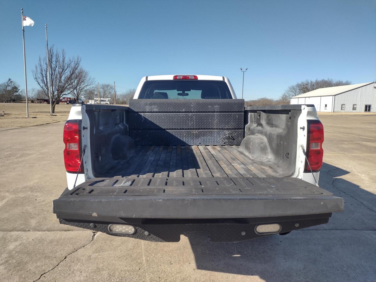 2015 White /Gray Chevrolet Silverado 2500HD (1GC2CUEB1FZ) with an 6.0L V8 OHV 16V CNG engine, 6A transmission, located at 17760 Hwy 62, Morris, OK, 74445, (918) 733-4887, 35.609104, -95.877060 - 2015 CHEVY SILVERADO 2500HD 2WD ***CLEAN TITLE*** BI-FUEL SYSTEM RUNS ON CNG OR GASOLINE WITH THE 6.0L V8 ENGINE. IT FEATURES MANUAL SEATS, LEATHER INTERIOR, POWER LOCKS, POWER WINDOWS, POWER MIRRORS, AM/FM RADIO, BACKUP CAMERA, CRUSIE CONTROL, TRACTION CONTROL, AND BED LINER. ONLY 123,441 MILES WI - Photo#12