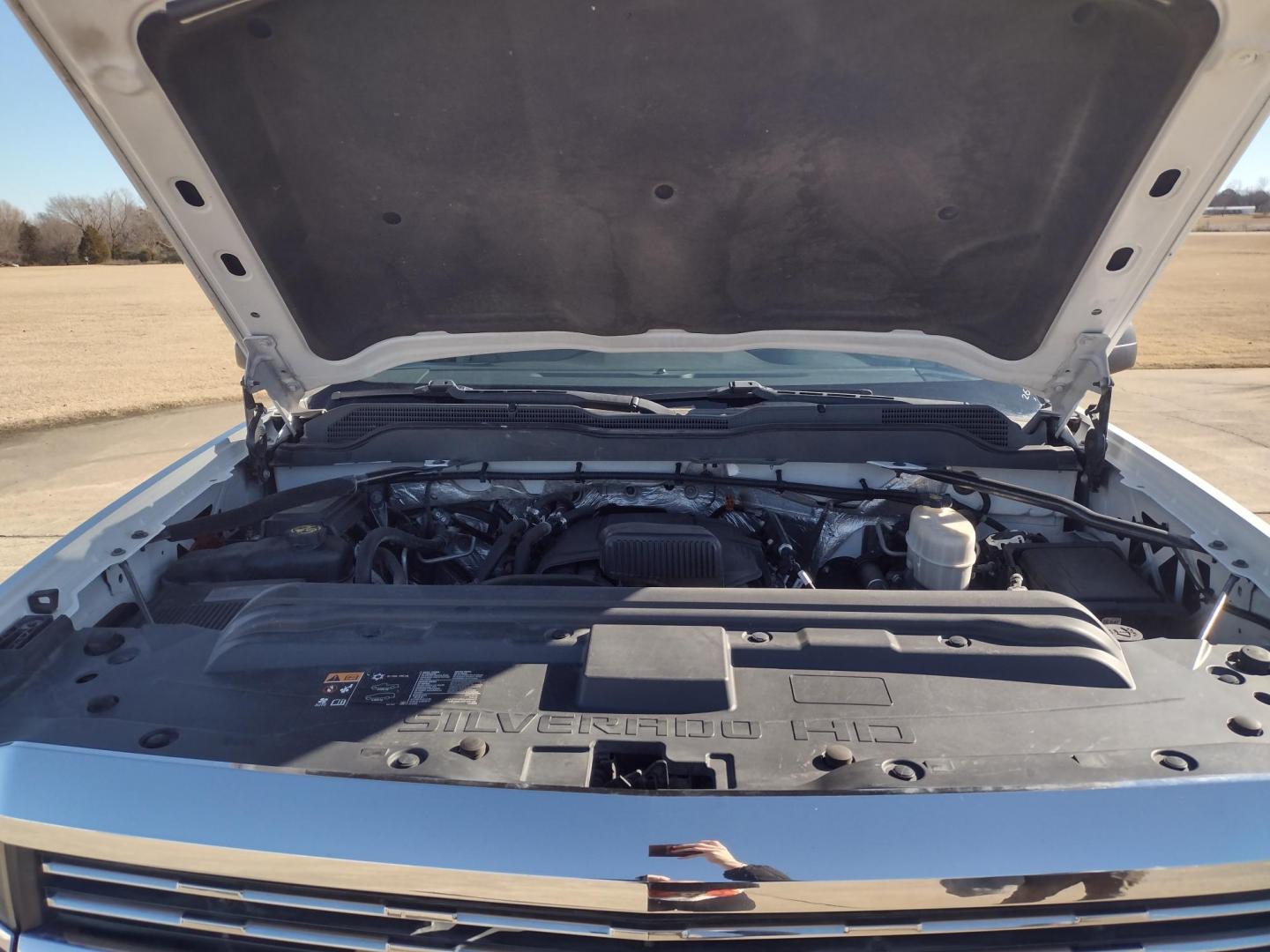 2015 White /Gray Chevrolet Silverado 2500HD (1GC2CUEB1FZ) with an 6.0L V8 OHV 16V CNG engine, 6A transmission, located at 17760 Hwy 62, Morris, OK, 74445, (918) 733-4887, 35.609104, -95.877060 - 2015 CHEVY SILVERADO 2500HD 2WD ***CLEAN TITLE*** BI-FUEL SYSTEM RUNS ON CNG OR GASOLINE WITH THE 6.0L V8 ENGINE. IT FEATURES MANUAL SEATS, LEATHER INTERIOR, POWER LOCKS, POWER WINDOWS, POWER MIRRORS, AM/FM RADIO, BACKUP CAMERA, CRUSIE CONTROL, TRACTION CONTROL, AND BED LINER. ONLY 123,441 MILES WI - Photo#23