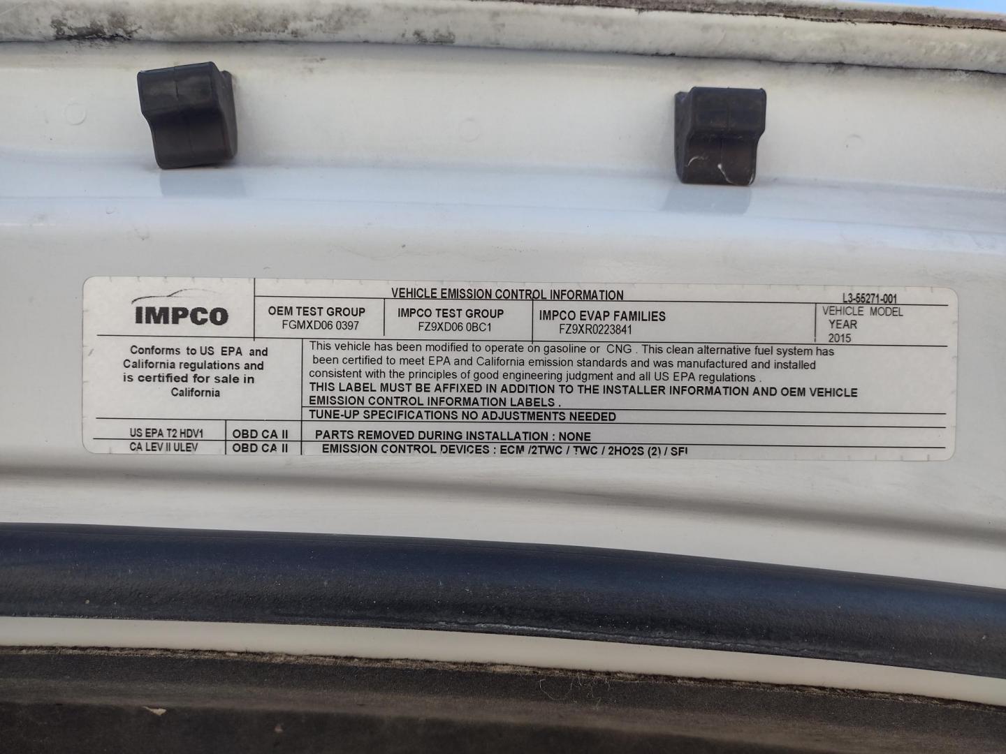 2015 White /Gray Chevrolet Silverado 2500HD (1GC2CUEB1FZ) with an 6.0L V8 OHV 16V CNG engine, 6A transmission, located at 17760 Hwy 62, Morris, OK, 74445, (918) 733-4887, 35.609104, -95.877060 - 2015 CHEVY SILVERADO 2500HD 2WD ***CLEAN TITLE*** BI-FUEL SYSTEM RUNS ON CNG OR GASOLINE WITH THE 6.0L V8 ENGINE. IT FEATURES MANUAL SEATS, LEATHER INTERIOR, POWER LOCKS, POWER WINDOWS, POWER MIRRORS, AM/FM RADIO, BACKUP CAMERA, CRUSIE CONTROL, TRACTION CONTROL, AND BED LINER. ONLY 123,441 MILES WI - Photo#26