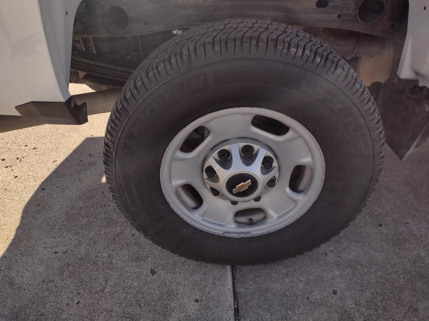 2015 White /Gray Chevrolet Silverado 2500HD (1GC2CUEB1FZ) with an 6.0L V8 OHV 16V CNG engine, 6A transmission, located at 17760 Hwy 62, Morris, OK, 74445, (918) 733-4887, 35.609104, -95.877060 - 2015 CHEVY SILVERADO 2500HD 2WD ***CLEAN TITLE*** BI-FUEL SYSTEM RUNS ON CNG OR GASOLINE WITH THE 6.0L V8 ENGINE. IT FEATURES MANUAL SEATS, LEATHER INTERIOR, POWER LOCKS, POWER WINDOWS, POWER MIRRORS, AM/FM RADIO, BACKUP CAMERA, CRUSIE CONTROL, TRACTION CONTROL, AND BED LINER. ONLY 123,441 MILES WI - Photo#30