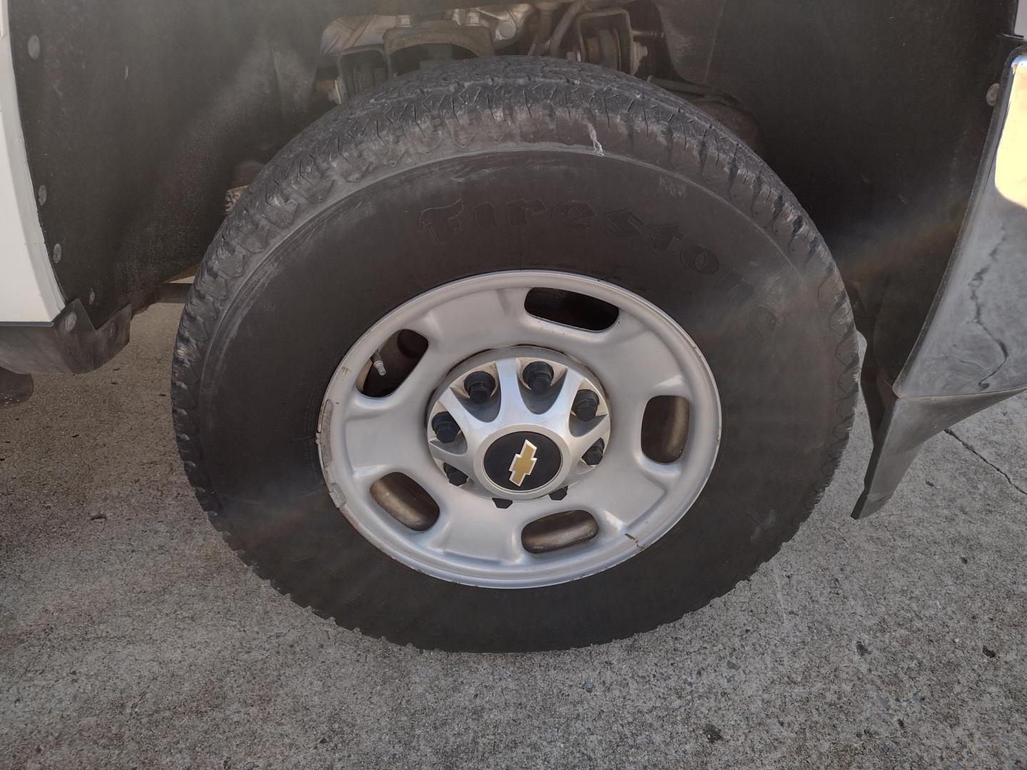 2015 White /Gray Chevrolet Silverado 2500HD (1GC2CUEB1FZ) with an 6.0L V8 OHV 16V CNG engine, 6A transmission, located at 17760 Hwy 62, Morris, OK, 74445, (918) 733-4887, 35.609104, -95.877060 - 2015 CHEVY SILVERADO 2500HD 2WD ***CLEAN TITLE*** BI-FUEL SYSTEM RUNS ON CNG OR GASOLINE WITH THE 6.0L V8 ENGINE. IT FEATURES MANUAL SEATS, LEATHER INTERIOR, POWER LOCKS, POWER WINDOWS, POWER MIRRORS, AM/FM RADIO, BACKUP CAMERA, CRUSIE CONTROL, TRACTION CONTROL, AND BED LINER. ONLY 123,441 MILES WI - Photo#31