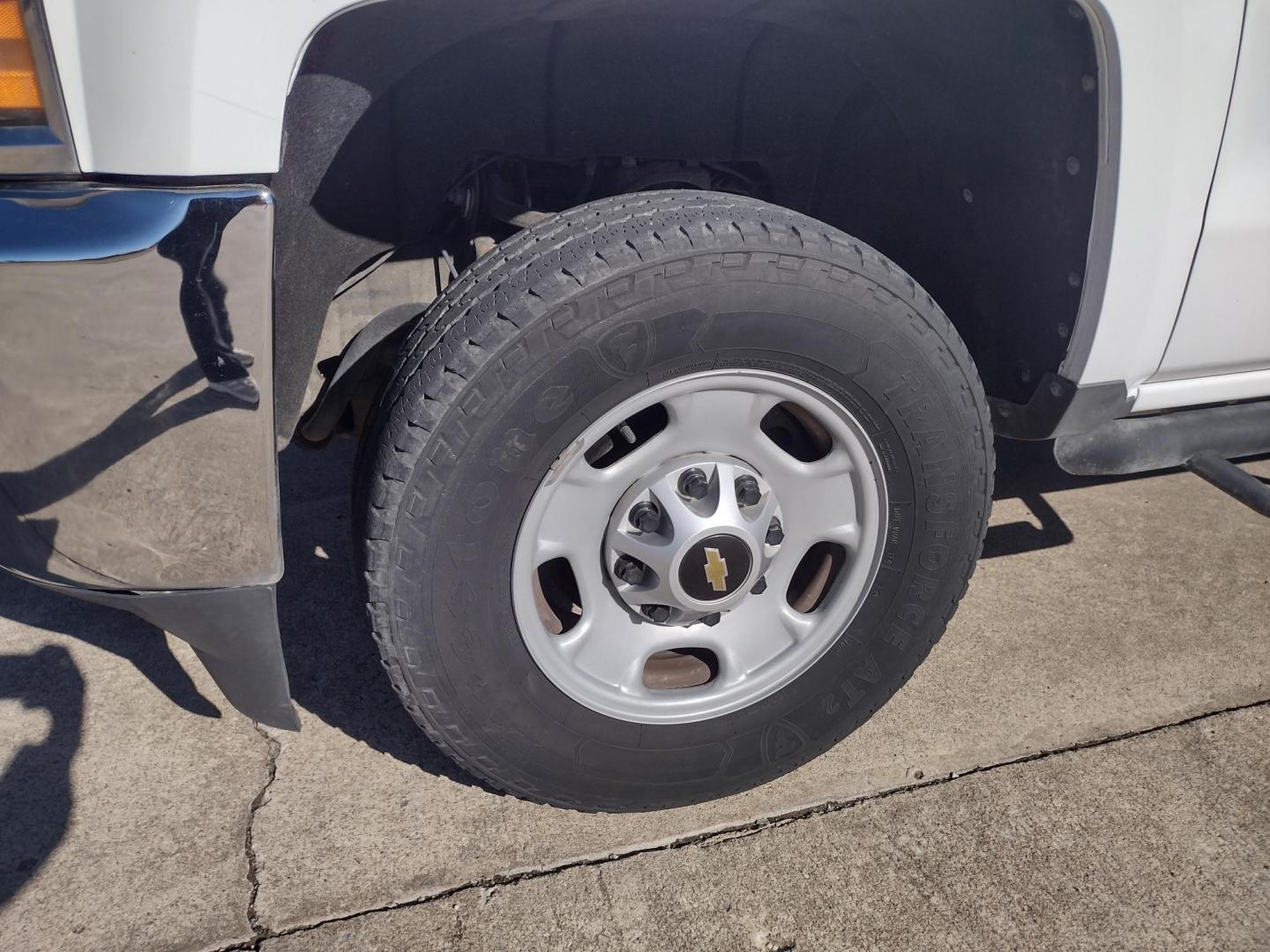 2015 White /Gray Chevrolet Silverado 2500HD (1GC2CUEB1FZ) with an 6.0L V8 OHV 16V CNG engine, 6A transmission, located at 17760 Hwy 62, Morris, OK, 74445, (918) 733-4887, 35.609104, -95.877060 - 2015 CHEVY SILVERADO 2500HD 2WD ***CLEAN TITLE*** BI-FUEL SYSTEM RUNS ON CNG OR GASOLINE WITH THE 6.0L V8 ENGINE. IT FEATURES MANUAL SEATS, LEATHER INTERIOR, POWER LOCKS, POWER WINDOWS, POWER MIRRORS, AM/FM RADIO, BACKUP CAMERA, CRUSIE CONTROL, TRACTION CONTROL, AND BED LINER. ONLY 123,441 MILES WI - Photo#32