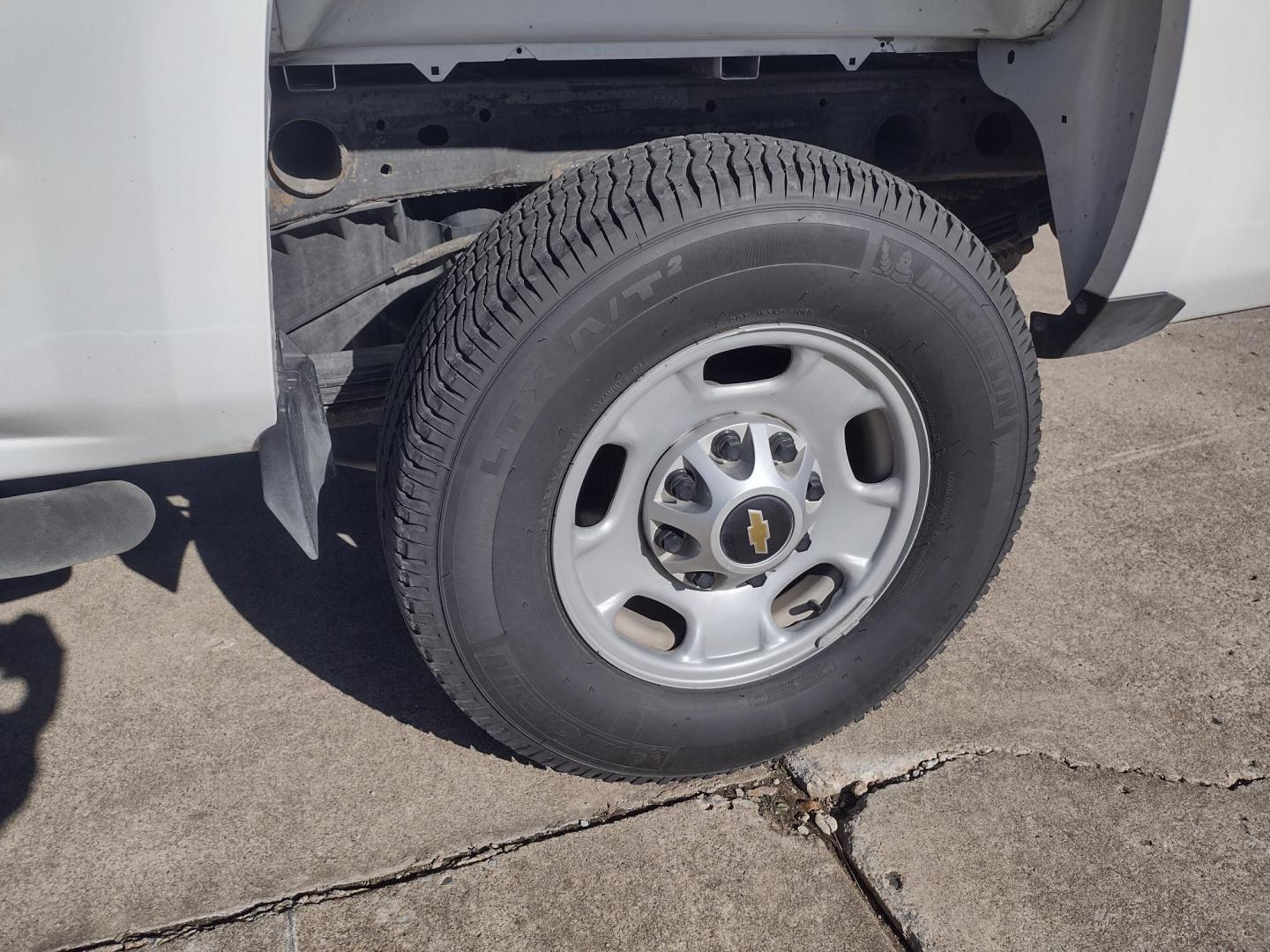 2015 White /Gray Chevrolet Silverado 2500HD (1GC2CUEB1FZ) with an 6.0L V8 OHV 16V CNG engine, 6A transmission, located at 17760 Hwy 62, Morris, OK, 74445, (918) 733-4887, 35.609104, -95.877060 - 2015 CHEVY SILVERADO 2500HD 2WD ***CLEAN TITLE*** BI-FUEL SYSTEM RUNS ON CNG OR GASOLINE WITH THE 6.0L V8 ENGINE. IT FEATURES MANUAL SEATS, LEATHER INTERIOR, POWER LOCKS, POWER WINDOWS, POWER MIRRORS, AM/FM RADIO, BACKUP CAMERA, CRUSIE CONTROL, TRACTION CONTROL, AND BED LINER. ONLY 123,441 MILES WI - Photo#33