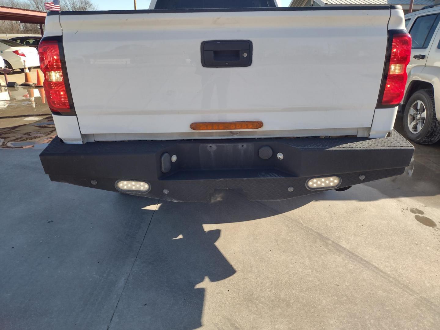 2015 White /Gray Chevrolet Silverado 2500HD (1GC2CUEB1FZ) with an 6.0L V8 OHV 16V CNG engine, 6A transmission, located at 17760 Hwy 62, Morris, OK, 74445, (918) 733-4887, 35.609104, -95.877060 - 2015 CHEVY SILVERADO 2500HD 2WD ***CLEAN TITLE*** BI-FUEL SYSTEM RUNS ON CNG OR GASOLINE WITH THE 6.0L V8 ENGINE. IT FEATURES MANUAL SEATS, LEATHER INTERIOR, POWER LOCKS, POWER WINDOWS, POWER MIRRORS, AM/FM RADIO, BACKUP CAMERA, CRUSIE CONTROL, TRACTION CONTROL, AND BED LINER. ONLY 123,441 MILES WI - Photo#29