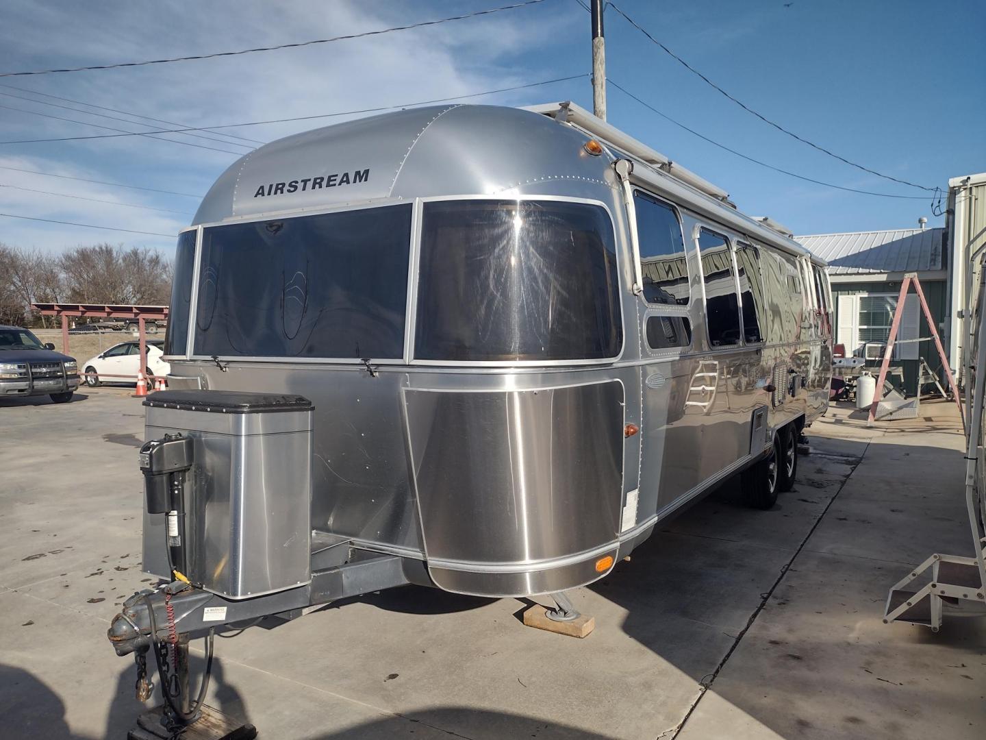 2014 Silver /TAN Airstream FLYING CLOUD 30 30 (1STJ9YP22EJ) , located at 17760 Hwy 62, Morris, OK, 74445, 35.609104, -95.877060 - HAVE YOU EVER WANTED TO BECOME PART OF THE AIRSTREAM FAMILY? WELL HERE IS YOUR CHANCE, CHECK OUT THIS 2014 AIRSTREAM FLYING CLOUD 30 31FT OVERALL WITH A 21FT MANUAL AWNING. ***REBUILT TITLE DUE TO HAIL DAMAGE*** IN THE LIVING AND KITCHEN AREA IS A LEATHER SOFA THAT FOLDS DOWN FOR ADDITIONAL SLEEPING - Photo#2