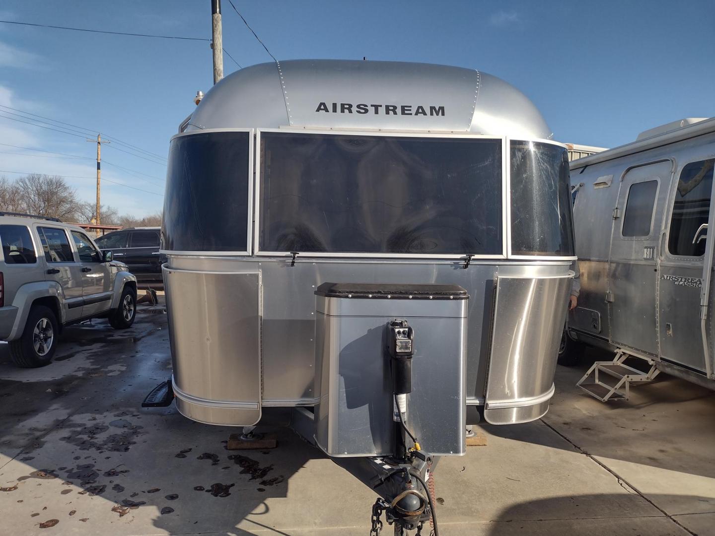 2014 Silver /TAN Airstream FLYING CLOUD 30 30 (1STJ9YP22EJ) , located at 17760 Hwy 62, Morris, OK, 74445, 35.609104, -95.877060 - HAVE YOU EVER WANTED TO BECOME PART OF THE AIRSTREAM FAMILY? WELL HERE IS YOUR CHANCE, CHECK OUT THIS 2014 AIRSTREAM FLYING CLOUD 30 31FT OVERALL WITH A 21FT MANUAL AWNING. ***REBUILT TITLE DUE TO HAIL DAMAGE*** IN THE LIVING AND KITCHEN AREA IS A LEATHER SOFA THAT FOLDS DOWN FOR ADDITIONAL SLEEPING - Photo#1