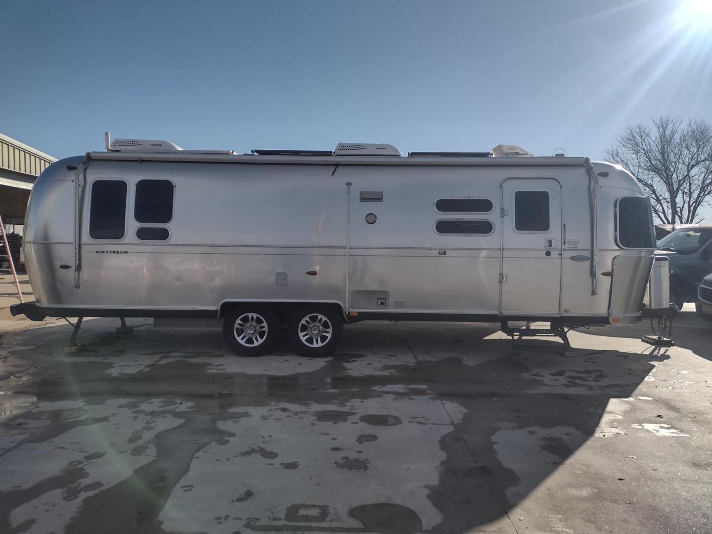 2014 Silver /TAN Airstream FLYING CLOUD 30 30 (1STJ9YP22EJ) , located at 17760 Hwy 62, Morris, OK, 74445, 35.609104, -95.877060 - HAVE YOU EVER WANTED TO BECOME PART OF THE AIRSTREAM FAMILY? WELL HERE IS YOUR CHANCE, CHECK OUT THIS 2014 AIRSTREAM FLYING CLOUD 30 31FT OVERALL WITH A 21FT MANUAL AWNING. ***REBUILT TITLE DUE TO HAIL DAMAGE*** IN THE LIVING AND KITCHEN AREA IS A LEATHER SOFA THAT FOLDS DOWN FOR ADDITIONAL SLEEPING - Photo#3