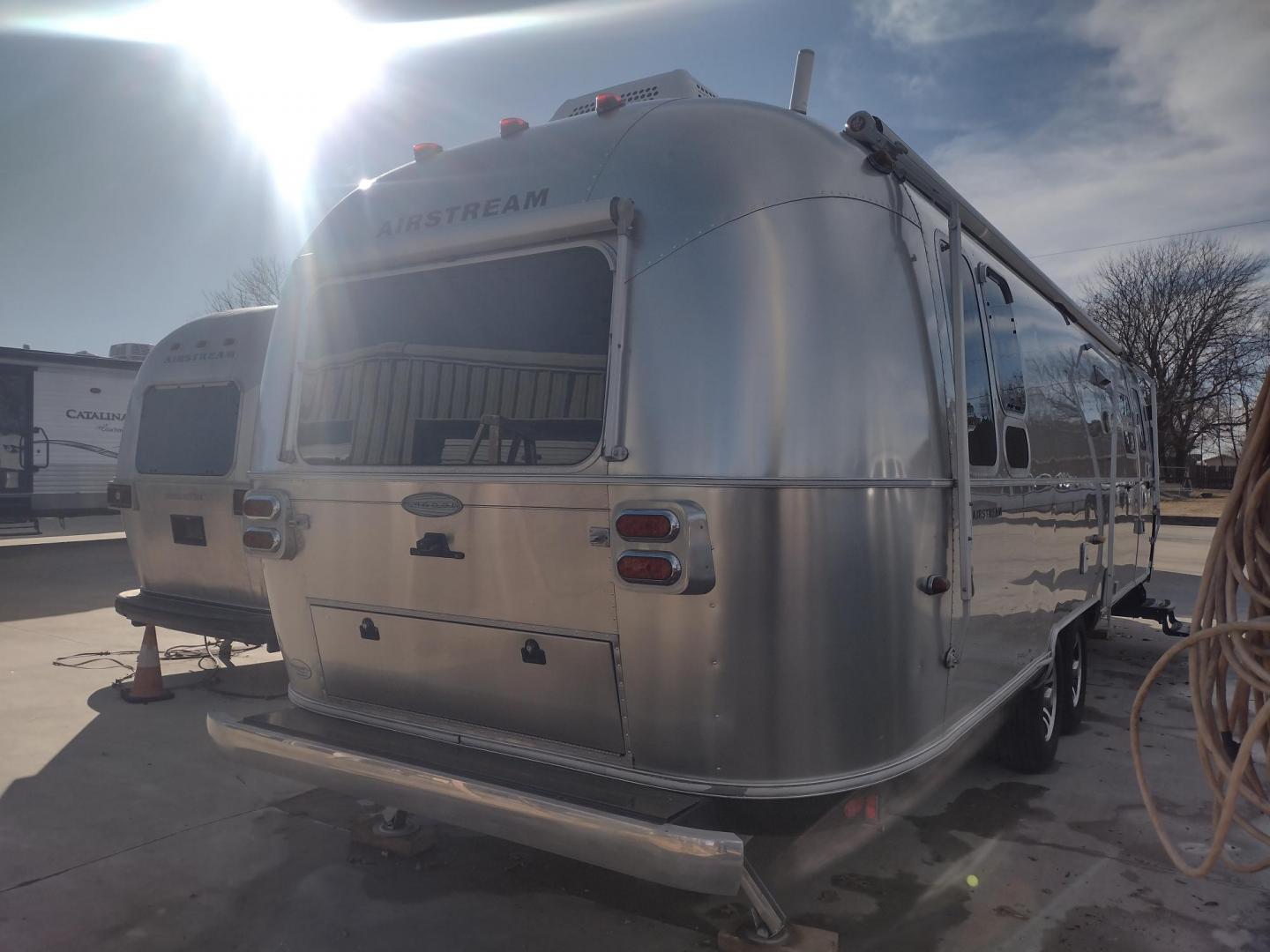 2014 Silver /TAN Airstream FLYING CLOUD 30 30 (1STJ9YP22EJ) , located at 17760 Hwy 62, Morris, OK, 74445, 35.609104, -95.877060 - HAVE YOU EVER WANTED TO BECOME PART OF THE AIRSTREAM FAMILY? WELL HERE IS YOUR CHANCE, CHECK OUT THIS 2014 AIRSTREAM FLYING CLOUD 30 31FT OVERALL WITH A 21FT MANUAL AWNING. ***REBUILT TITLE DUE TO HAIL DAMAGE*** IN THE LIVING AND KITCHEN AREA IS A LEATHER SOFA THAT FOLDS DOWN FOR ADDITIONAL SLEEPING - Photo#4