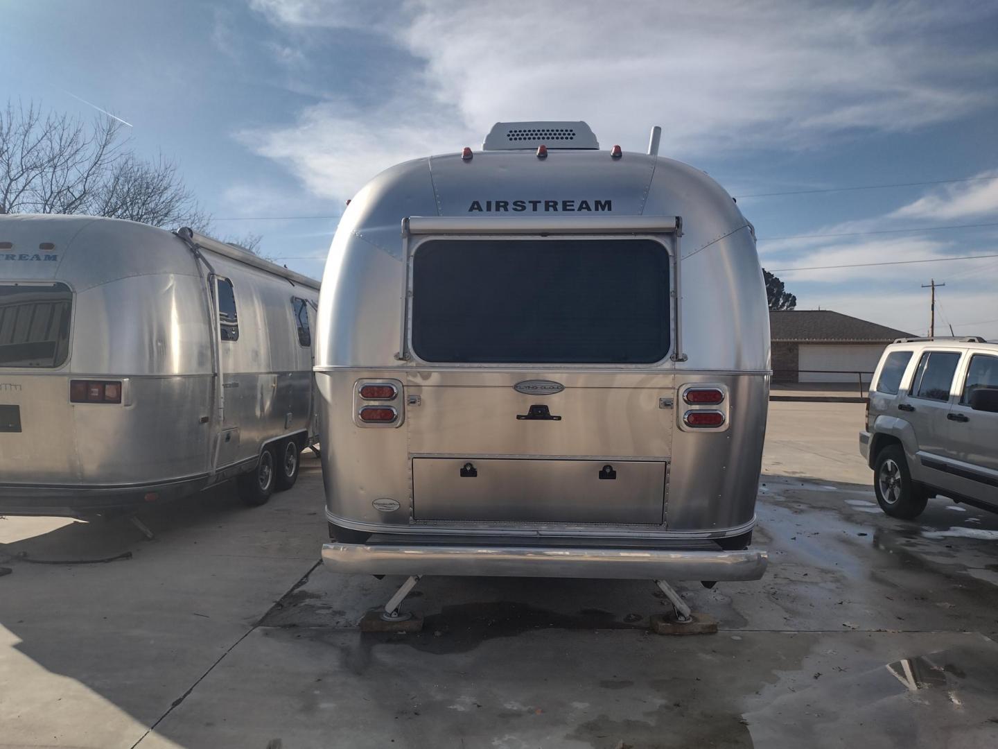 2014 Silver /TAN Airstream FLYING CLOUD 30 30 (1STJ9YP22EJ) , located at 17760 Hwy 62, Morris, OK, 74445, 35.609104, -95.877060 - HAVE YOU EVER WANTED TO BECOME PART OF THE AIRSTREAM FAMILY? WELL HERE IS YOUR CHANCE, CHECK OUT THIS 2014 AIRSTREAM FLYING CLOUD 30 31FT OVERALL WITH A 21FT MANUAL AWNING. ***REBUILT TITLE DUE TO HAIL DAMAGE*** IN THE LIVING AND KITCHEN AREA IS A LEATHER SOFA THAT FOLDS DOWN FOR ADDITIONAL SLEEPING - Photo#5