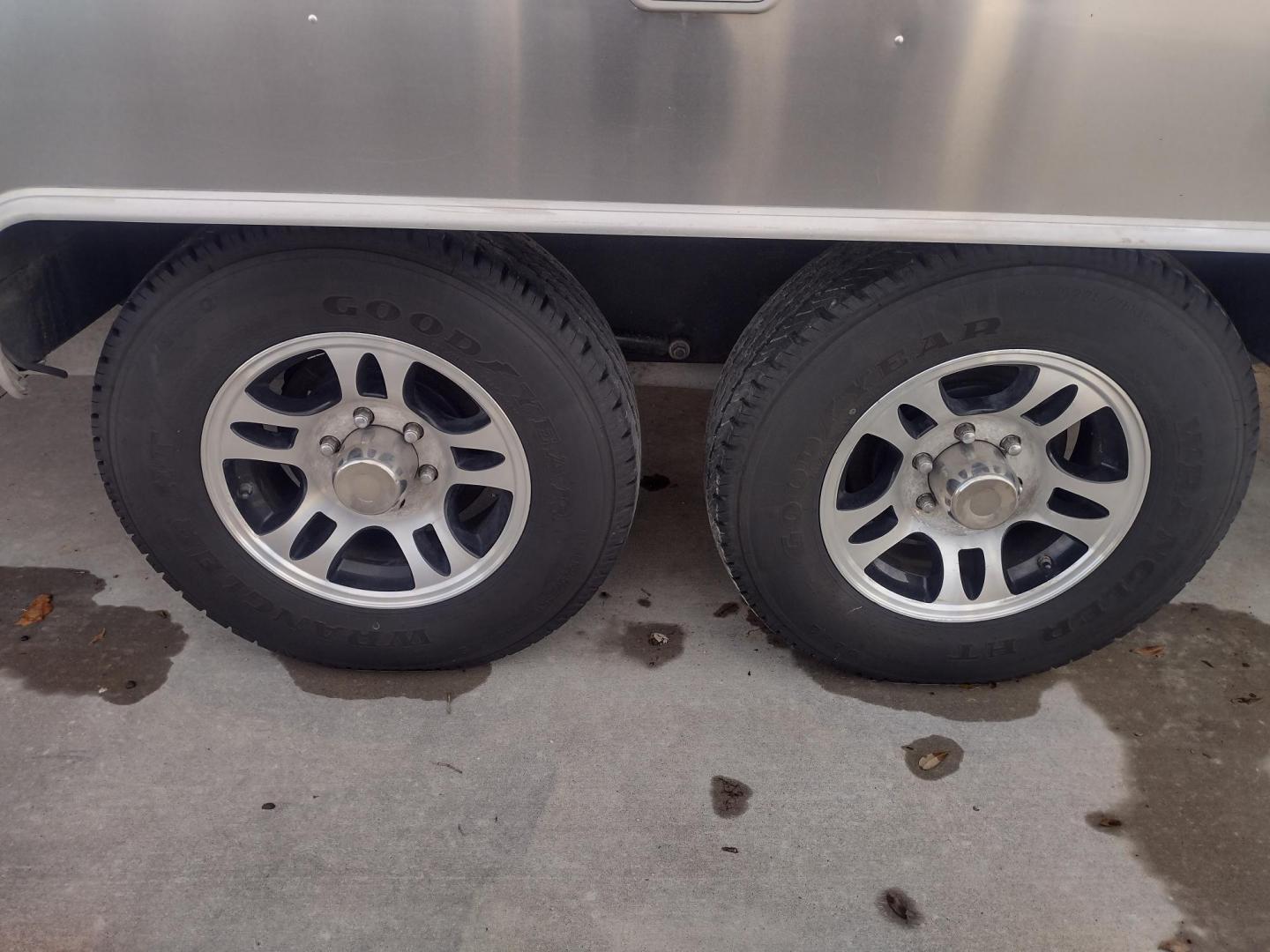 2014 Silver /TAN Airstream FLYING CLOUD 30 30 (1STJ9YP22EJ) , located at 17760 Hwy 62, Morris, OK, 74445, 35.609104, -95.877060 - HAVE YOU EVER WANTED TO BECOME PART OF THE AIRSTREAM FAMILY? WELL HERE IS YOUR CHANCE, CHECK OUT THIS 2014 AIRSTREAM FLYING CLOUD 30 31FT OVERALL WITH A 21FT MANUAL AWNING. ***REBUILT TITLE DUE TO HAIL DAMAGE*** IN THE LIVING AND KITCHEN AREA IS A LEATHER SOFA THAT FOLDS DOWN FOR ADDITIONAL SLEEPING - Photo#7