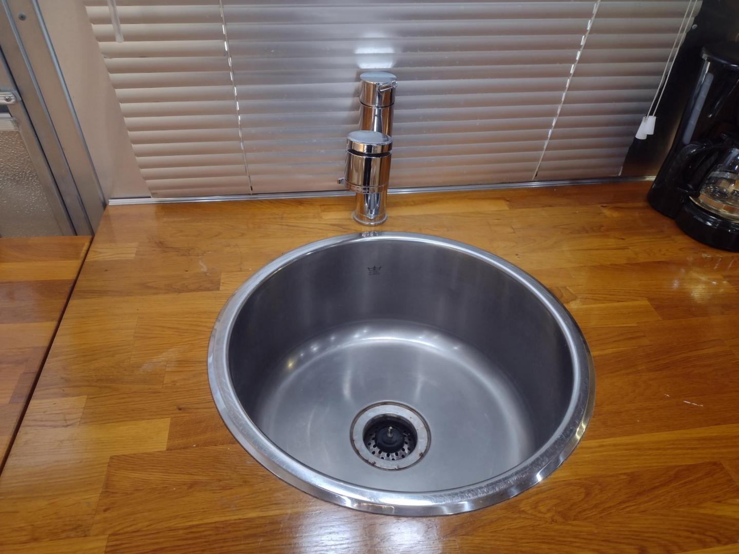 2014 Silver /TAN Airstream FLYING CLOUD 30 30 (1STJ9YP22EJ) , located at 17760 Hwy 62, Morris, OK, 74445, 35.609104, -95.877060 - HAVE YOU EVER WANTED TO BECOME PART OF THE AIRSTREAM FAMILY? WELL HERE IS YOUR CHANCE, CHECK OUT THIS 2014 AIRSTREAM FLYING CLOUD 30 31FT OVERALL WITH A 21FT MANUAL AWNING. ***REBUILT TITLE DUE TO HAIL DAMAGE*** IN THE LIVING AND KITCHEN AREA IS A LEATHER SOFA THAT FOLDS DOWN FOR ADDITIONAL SLEEPING - Photo#28