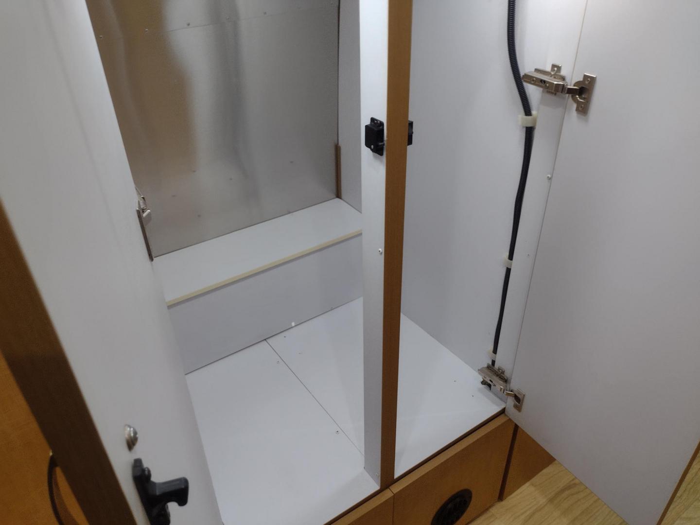 2014 Silver /TAN Airstream FLYING CLOUD 30 30 (1STJ9YP22EJ) , located at 17760 Hwy 62, Morris, OK, 74445, 35.609104, -95.877060 - HAVE YOU EVER WANTED TO BECOME PART OF THE AIRSTREAM FAMILY? WELL HERE IS YOUR CHANCE, CHECK OUT THIS 2014 AIRSTREAM FLYING CLOUD 30 31FT OVERALL WITH A 21FT MANUAL AWNING. ***REBUILT TITLE DUE TO HAIL DAMAGE*** IN THE LIVING AND KITCHEN AREA IS A LEATHER SOFA THAT FOLDS DOWN FOR ADDITIONAL SLEEPING - Photo#38