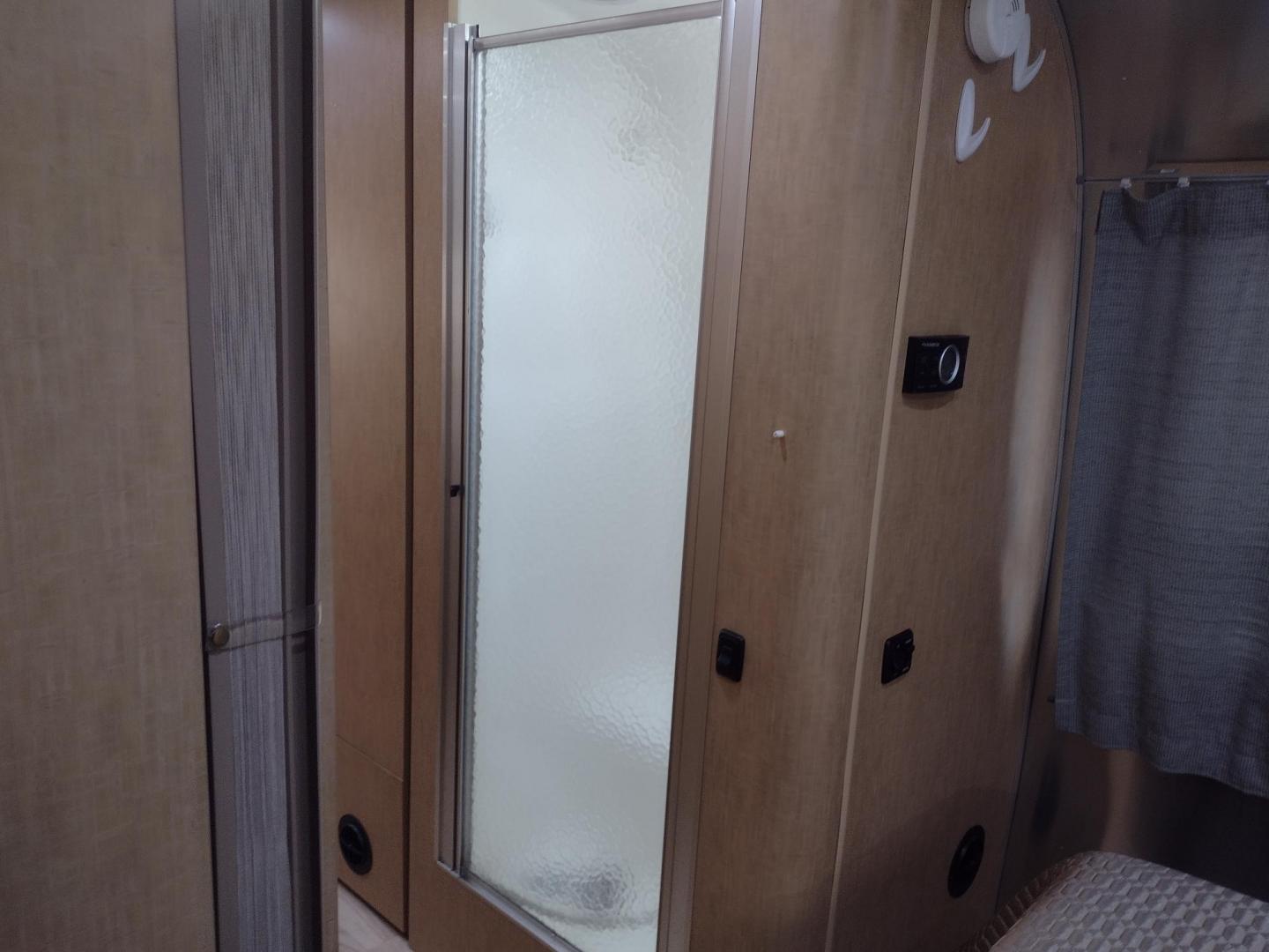 2014 Silver /TAN Airstream FLYING CLOUD 30 30 (1STJ9YP22EJ) , located at 17760 Hwy 62, Morris, OK, 74445, 35.609104, -95.877060 - HAVE YOU EVER WANTED TO BECOME PART OF THE AIRSTREAM FAMILY? WELL HERE IS YOUR CHANCE, CHECK OUT THIS 2014 AIRSTREAM FLYING CLOUD 30 31FT OVERALL WITH A 21FT MANUAL AWNING. ***REBUILT TITLE DUE TO HAIL DAMAGE*** IN THE LIVING AND KITCHEN AREA IS A LEATHER SOFA THAT FOLDS DOWN FOR ADDITIONAL SLEEPING - Photo#43
