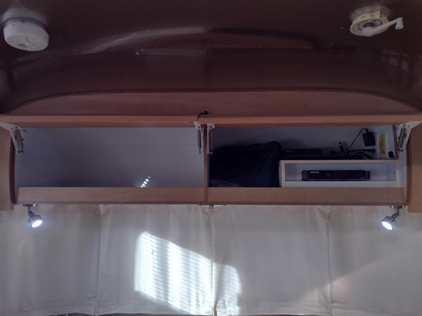 2014 Silver /TAN Airstream FLYING CLOUD 30 30 (1STJ9YP22EJ) , located at 17760 Hwy 62, Morris, OK, 74445, 35.609104, -95.877060 - HAVE YOU EVER WANTED TO BECOME PART OF THE AIRSTREAM FAMILY? WELL HERE IS YOUR CHANCE, CHECK OUT THIS 2014 AIRSTREAM FLYING CLOUD 30 31FT OVERALL WITH A 21FT MANUAL AWNING. ***REBUILT TITLE DUE TO HAIL DAMAGE*** IN THE LIVING AND KITCHEN AREA IS A LEATHER SOFA THAT FOLDS DOWN FOR ADDITIONAL SLEEPING - Photo#21