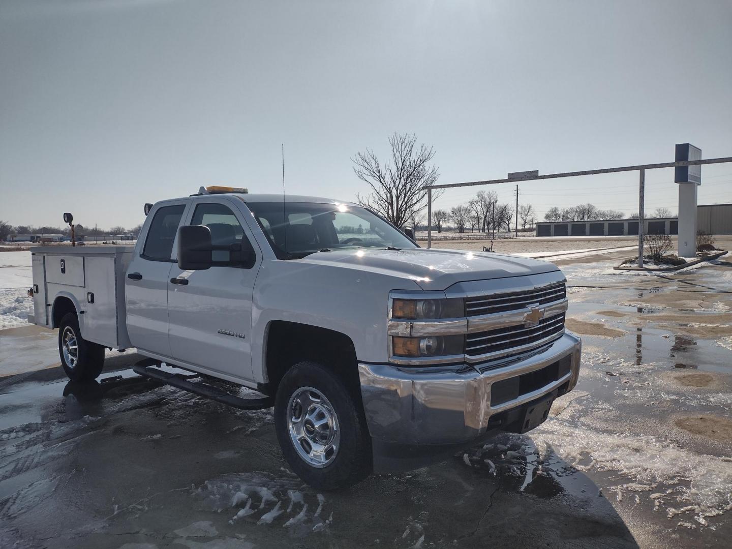 2015 White /Gray Chevrolet Silverado 2500HD (1GC2KUEG7FZ) with an 6.0L V8 OHV 16V FFV engine, 6-Speed Automatic transmission, located at 17760 Hwy 62, Morris, OK, 74445, (918) 733-4887, 35.609104, -95.877060 - 2015 CHEVY SILVERADO 2500 HD 4WD BI-FUEL SYSTEM THAT RUNS ON CNG OR GASOLINE WITH 6.0L V8 ENIGINE. ***CLEAN TITLE*** IT FEATURES POWER LOCKS, POWER WINDOWS, MANUAL SEATS, CLOTH INTERIOR, CRUSIE CONTROL, TRACTION CONTROL, TRAILER BRAKES, BACKUP CAMERA, AM/FM RADIO, NO BACK SEAT HAS OPEN TOOL BOX, - Photo#2