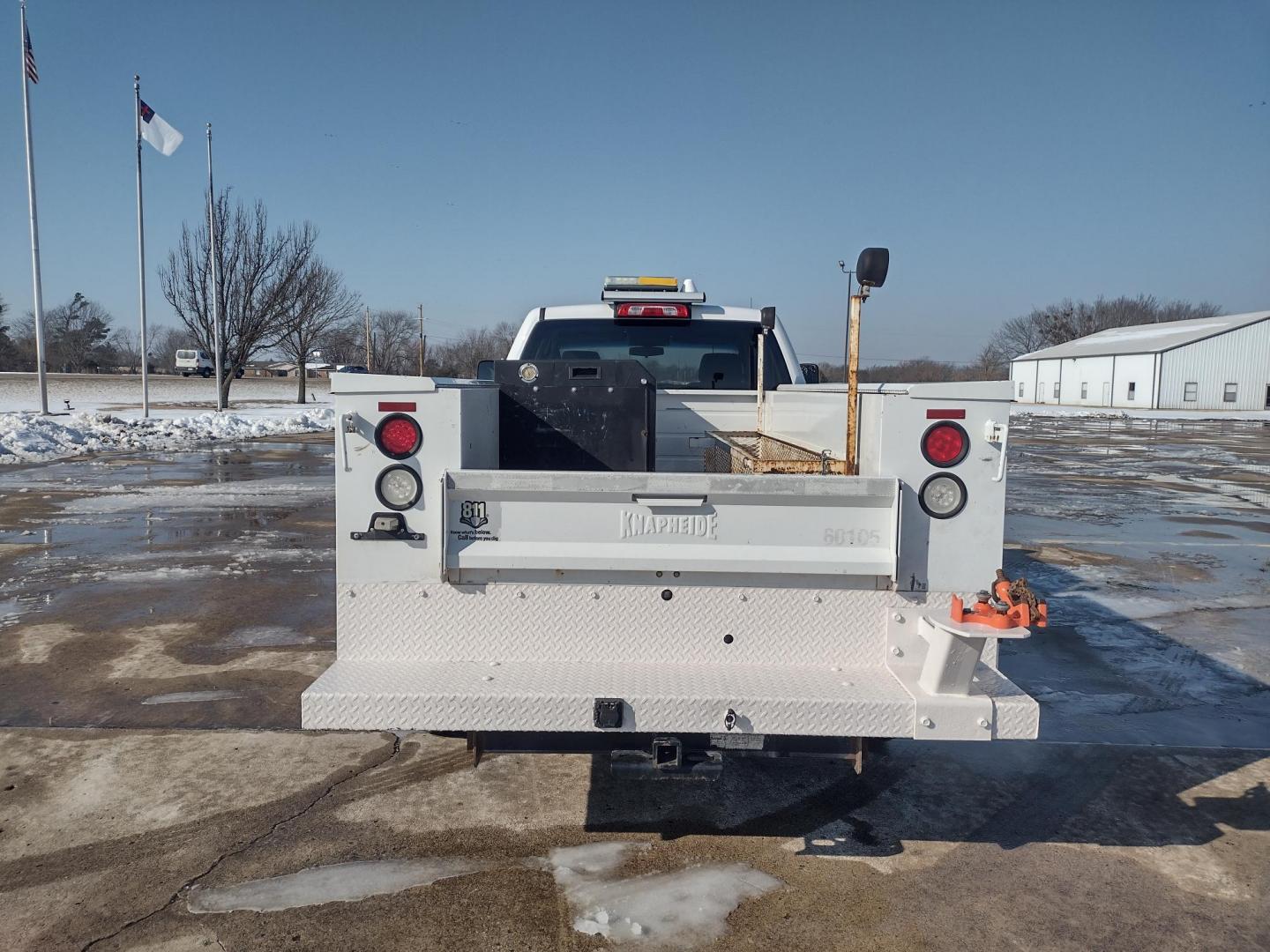 2015 White /Gray Chevrolet Silverado 2500HD (1GC2KUEG7FZ) with an 6.0L V8 OHV 16V FFV engine, 6-Speed Automatic transmission, located at 17760 Hwy 62, Morris, OK, 74445, (918) 733-4887, 35.609104, -95.877060 - 2015 CHEVY SILVERADO 2500 HD 4WD BI-FUEL SYSTEM THAT RUNS ON CNG OR GASOLINE WITH 6.0L V8 ENIGINE. ***CLEAN TITLE*** IT FEATURES POWER LOCKS, POWER WINDOWS, MANUAL SEATS, CLOTH INTERIOR, CRUSIE CONTROL, TRACTION CONTROL, TRAILER BRAKES, BACKUP CAMERA, AM/FM RADIO, NO BACK SEAT HAS OPEN TOOL BOX, - Photo#5