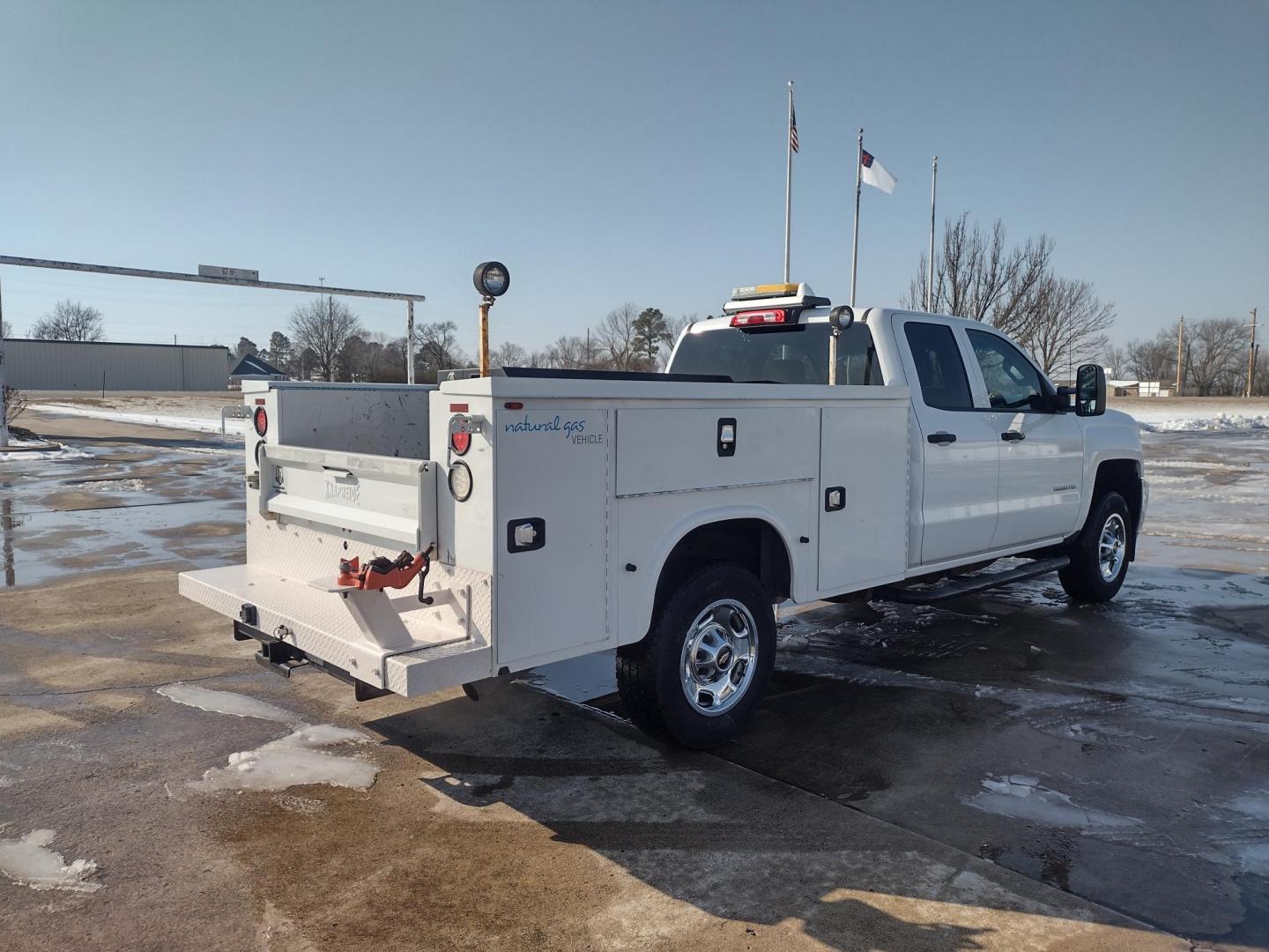 2015 White /Gray Chevrolet Silverado 2500HD (1GC2KUEG7FZ) with an 6.0L V8 OHV 16V FFV engine, 6-Speed Automatic transmission, located at 17760 Hwy 62, Morris, OK, 74445, (918) 733-4887, 35.609104, -95.877060 - 2015 CHEVY SILVERADO 2500 HD 4WD BI-FUEL SYSTEM THAT RUNS ON CNG OR GASOLINE WITH 6.0L V8 ENIGINE. ***CLEAN TITLE*** IT FEATURES POWER LOCKS, POWER WINDOWS, MANUAL SEATS, CLOTH INTERIOR, CRUSIE CONTROL, TRACTION CONTROL, TRAILER BRAKES, BACKUP CAMERA, AM/FM RADIO, NO BACK SEAT HAS OPEN TOOL BOX, - Photo#4