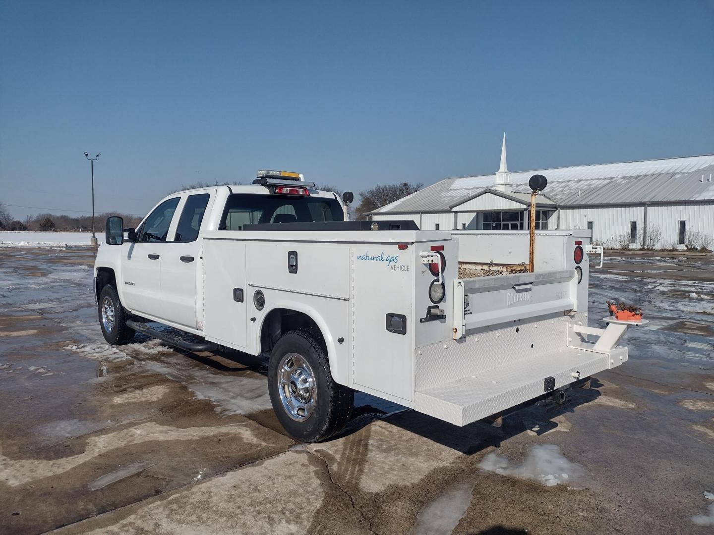 2015 White /Gray Chevrolet Silverado 2500HD (1GC2KUEG7FZ) with an 6.0L V8 OHV 16V FFV engine, 6-Speed Automatic transmission, located at 17760 Hwy 62, Morris, OK, 74445, (918) 733-4887, 35.609104, -95.877060 - 2015 CHEVY SILVERADO 2500 HD 4WD BI-FUEL SYSTEM THAT RUNS ON CNG OR GASOLINE WITH 6.0L V8 ENIGINE. ***CLEAN TITLE*** IT FEATURES POWER LOCKS, POWER WINDOWS, MANUAL SEATS, CLOTH INTERIOR, CRUSIE CONTROL, TRACTION CONTROL, TRAILER BRAKES, BACKUP CAMERA, AM/FM RADIO, NO BACK SEAT HAS OPEN TOOL BOX, - Photo#6