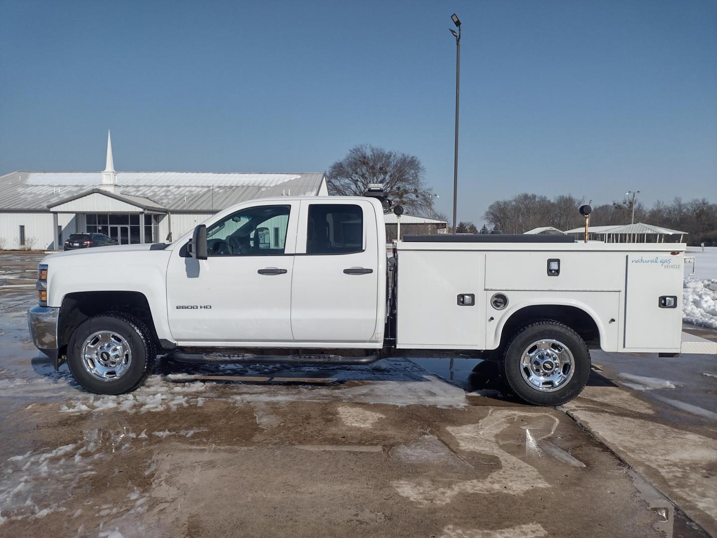 2015 White /Gray Chevrolet Silverado 2500HD (1GC2KUEG7FZ) with an 6.0L V8 OHV 16V FFV engine, 6-Speed Automatic transmission, located at 17760 Hwy 62, Morris, OK, 74445, (918) 733-4887, 35.609104, -95.877060 - 2015 CHEVY SILVERADO 2500 HD 4WD BI-FUEL SYSTEM THAT RUNS ON CNG OR GASOLINE WITH 6.0L V8 ENIGINE. ***CLEAN TITLE*** IT FEATURES POWER LOCKS, POWER WINDOWS, MANUAL SEATS, CLOTH INTERIOR, CRUSIE CONTROL, TRACTION CONTROL, TRAILER BRAKES, BACKUP CAMERA, AM/FM RADIO, NO BACK SEAT HAS OPEN TOOL BOX, - Photo#7
