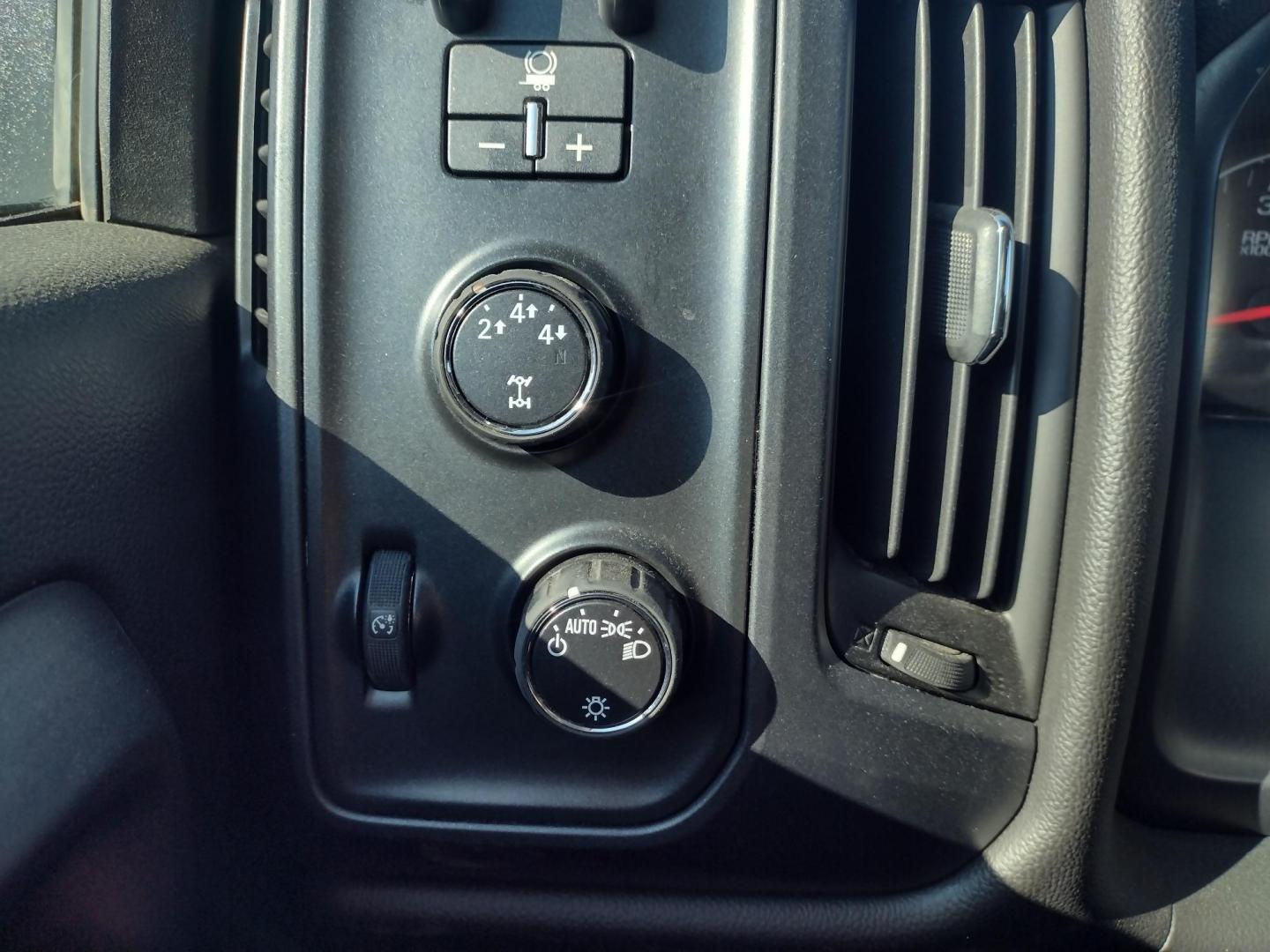 2015 White /Gray Chevrolet Silverado 2500HD (1GC2KUEG7FZ) with an 6.0L V8 OHV 16V FFV engine, 6-Speed Automatic transmission, located at 17760 Hwy 62, Morris, OK, 74445, (918) 733-4887, 35.609104, -95.877060 - 2015 CHEVY SILVERADO 2500 HD 4WD BI-FUEL SYSTEM THAT RUNS ON CNG OR GASOLINE WITH 6.0L V8 ENIGINE. ***CLEAN TITLE*** IT FEATURES POWER LOCKS, POWER WINDOWS, MANUAL SEATS, CLOTH INTERIOR, CRUSIE CONTROL, TRACTION CONTROL, TRAILER BRAKES, BACKUP CAMERA, AM/FM RADIO, NO BACK SEAT HAS OPEN TOOL BOX, - Photo#10