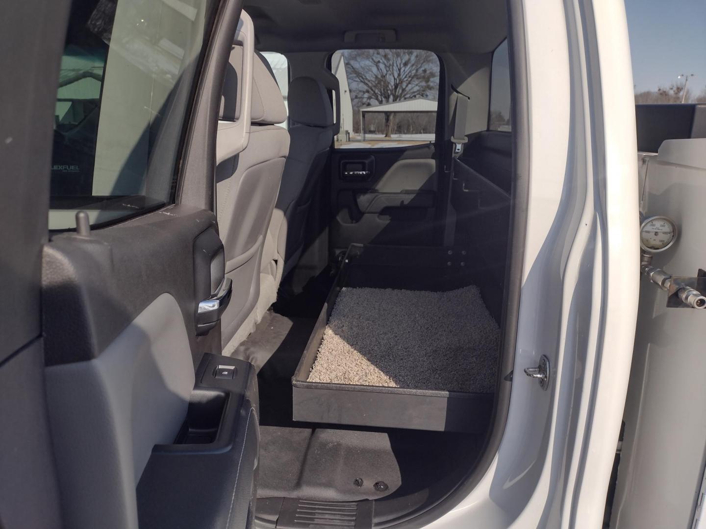 2015 White /Gray Chevrolet Silverado 2500HD (1GC2KUEG7FZ) with an 6.0L V8 OHV 16V FFV engine, 6-Speed Automatic transmission, located at 17760 Hwy 62, Morris, OK, 74445, (918) 733-4887, 35.609104, -95.877060 - 2015 CHEVY SILVERADO 2500 HD 4WD BI-FUEL SYSTEM THAT RUNS ON CNG OR GASOLINE WITH 6.0L V8 ENIGINE. ***CLEAN TITLE*** IT FEATURES POWER LOCKS, POWER WINDOWS, MANUAL SEATS, CLOTH INTERIOR, CRUSIE CONTROL, TRACTION CONTROL, TRAILER BRAKES, BACKUP CAMERA, AM/FM RADIO, NO BACK SEAT HAS OPEN TOOL BOX, - Photo#16