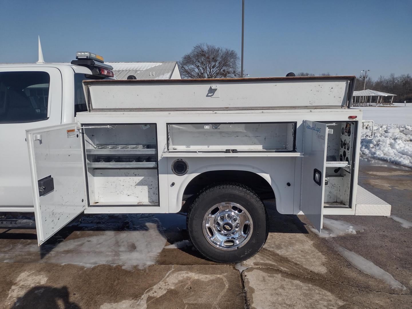 2015 White /Gray Chevrolet Silverado 2500HD (1GC2KUEG7FZ) with an 6.0L V8 OHV 16V FFV engine, 6-Speed Automatic transmission, located at 17760 Hwy 62, Morris, OK, 74445, (918) 733-4887, 35.609104, -95.877060 - 2015 CHEVY SILVERADO 2500 HD 4WD BI-FUEL SYSTEM THAT RUNS ON CNG OR GASOLINE WITH 6.0L V8 ENIGINE. ***CLEAN TITLE*** IT FEATURES POWER LOCKS, POWER WINDOWS, MANUAL SEATS, CLOTH INTERIOR, CRUSIE CONTROL, TRACTION CONTROL, TRAILER BRAKES, BACKUP CAMERA, AM/FM RADIO, NO BACK SEAT HAS OPEN TOOL BOX, - Photo#17
