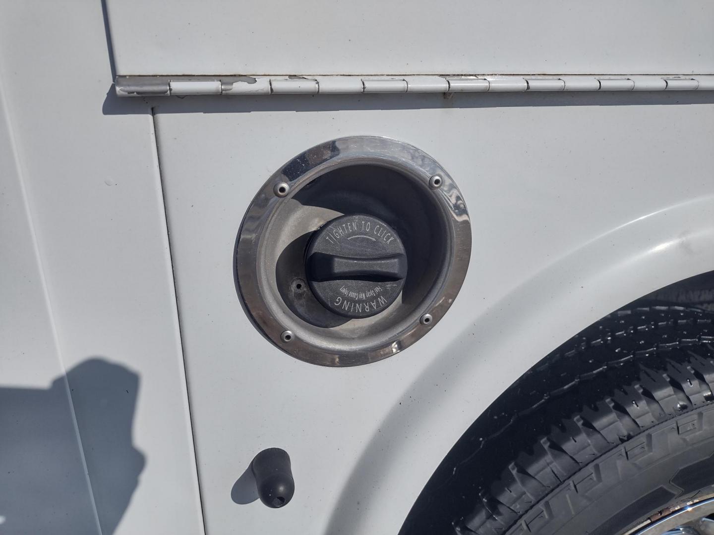 2015 White /Gray Chevrolet Silverado 2500HD (1GC2KUEG7FZ) with an 6.0L V8 OHV 16V FFV engine, 6-Speed Automatic transmission, located at 17760 Hwy 62, Morris, OK, 74445, (918) 733-4887, 35.609104, -95.877060 - 2015 CHEVY SILVERADO 2500 HD 4WD BI-FUEL SYSTEM THAT RUNS ON CNG OR GASOLINE WITH 6.0L V8 ENIGINE. ***CLEAN TITLE*** IT FEATURES POWER LOCKS, POWER WINDOWS, MANUAL SEATS, CLOTH INTERIOR, CRUSIE CONTROL, TRACTION CONTROL, TRAILER BRAKES, BACKUP CAMERA, AM/FM RADIO, NO BACK SEAT HAS OPEN TOOL BOX, - Photo#19